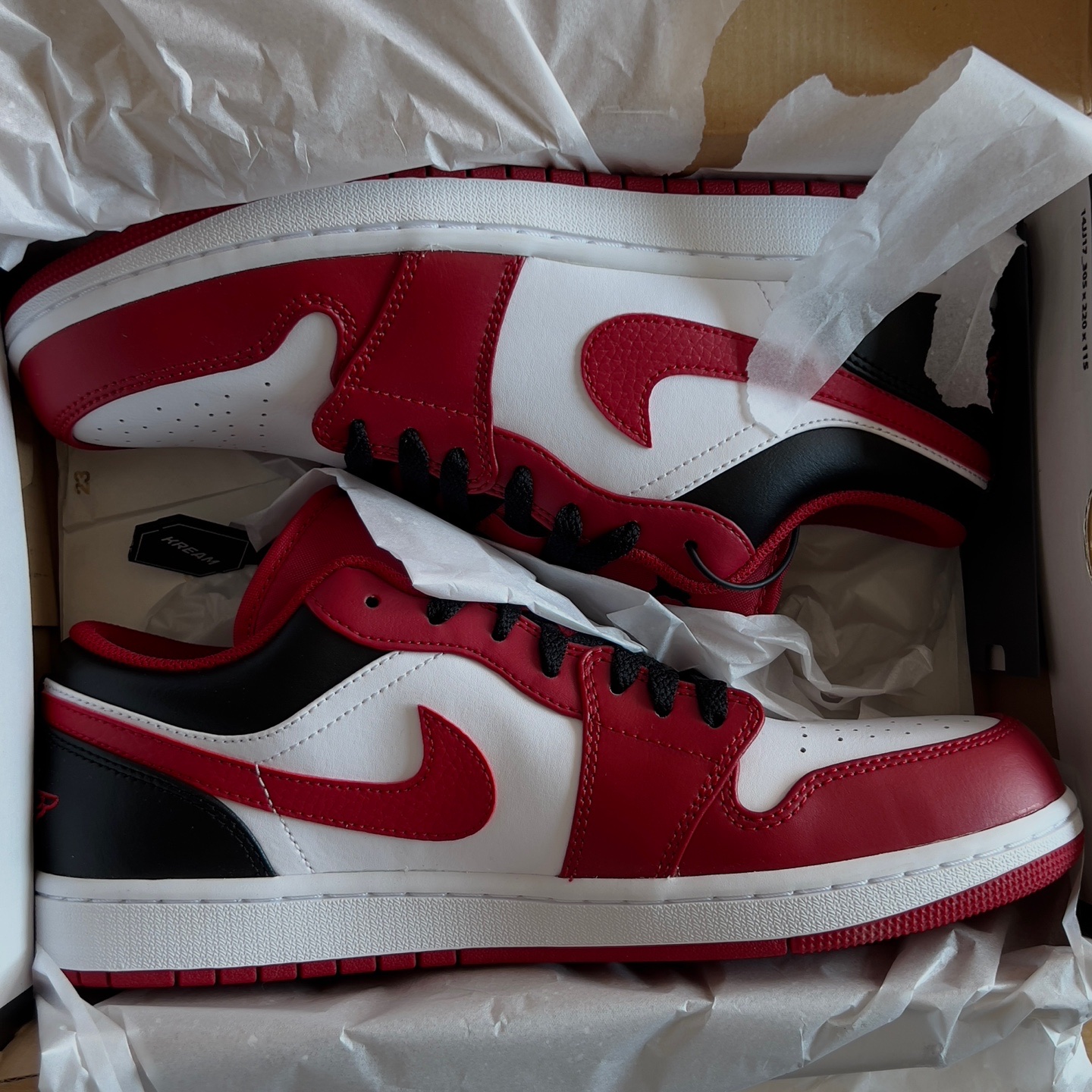 Jordan 1 Low White Gym Red Black 착용 스타일