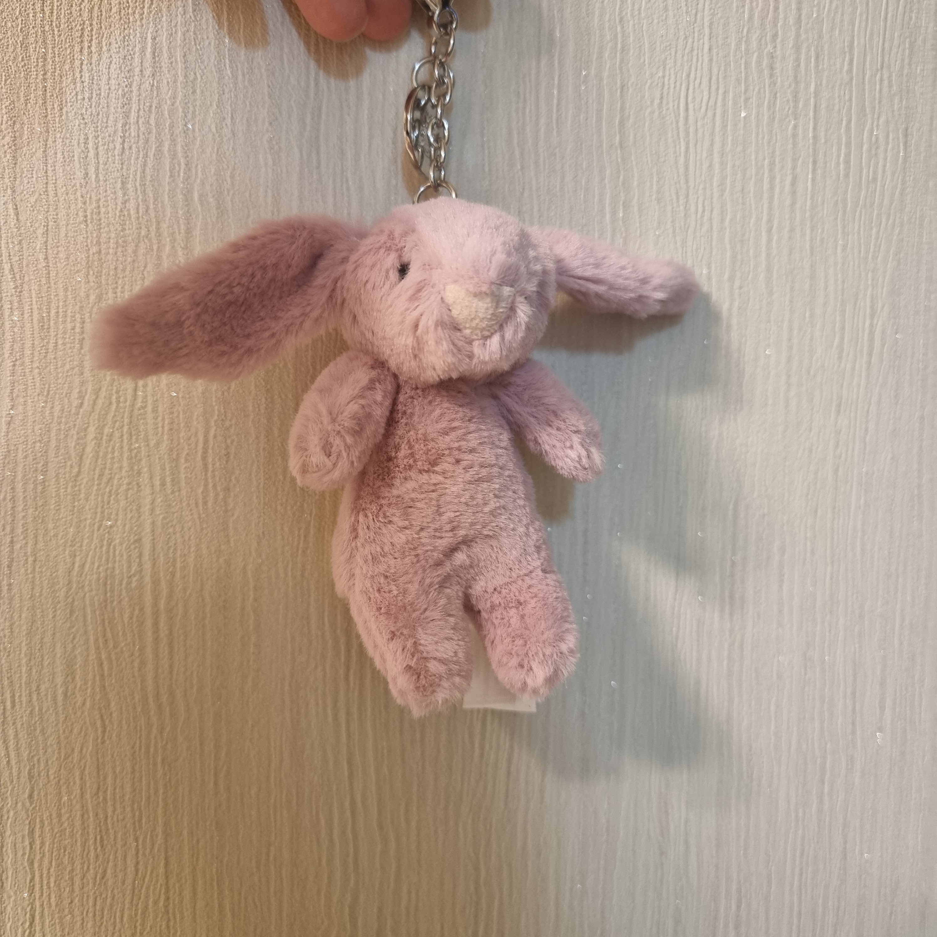 Jellycat Bashful Bunny Bag Charm Tulip 착용 스타일