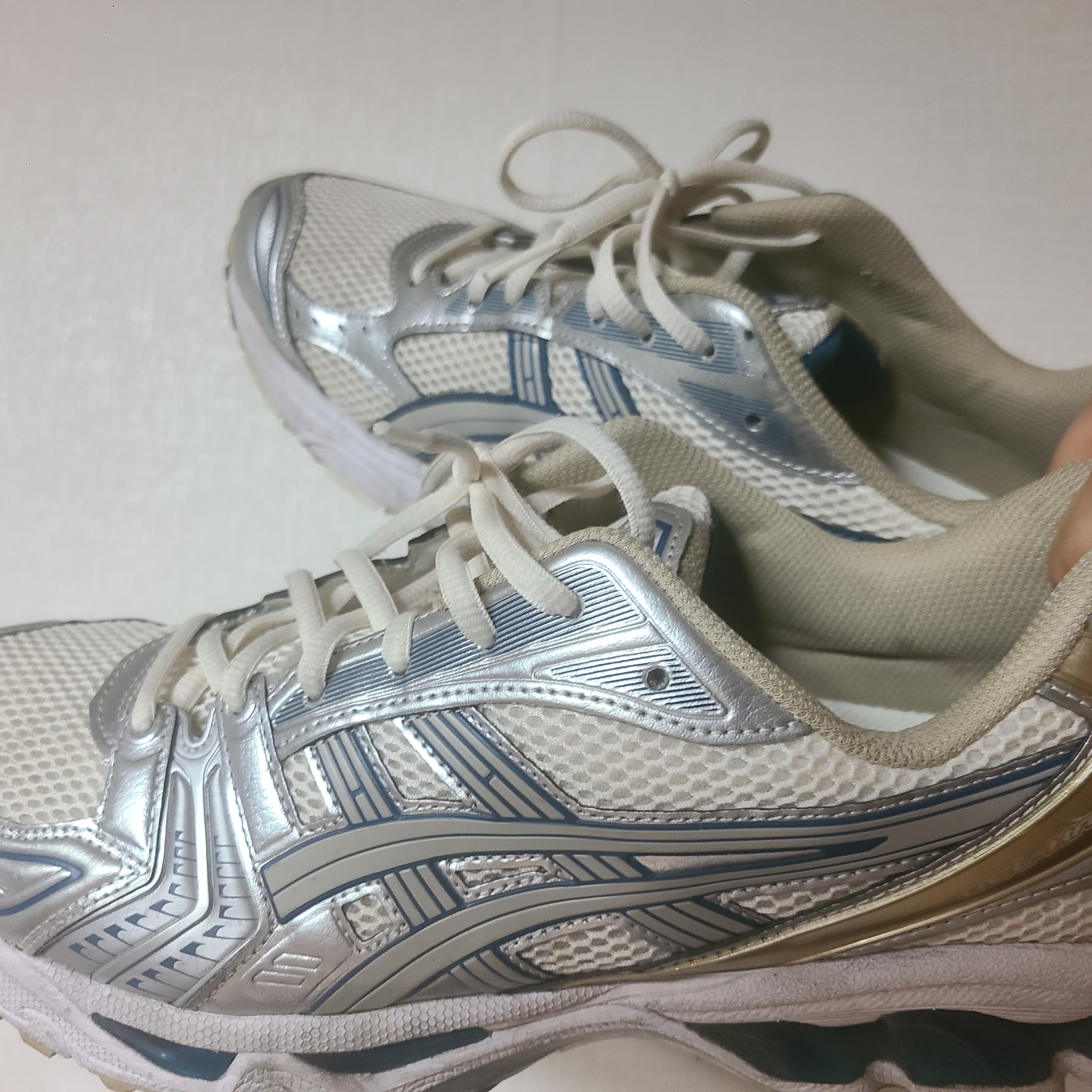 Asics Gel-Kayano 14 Cream Pure Silver 착용 스타일