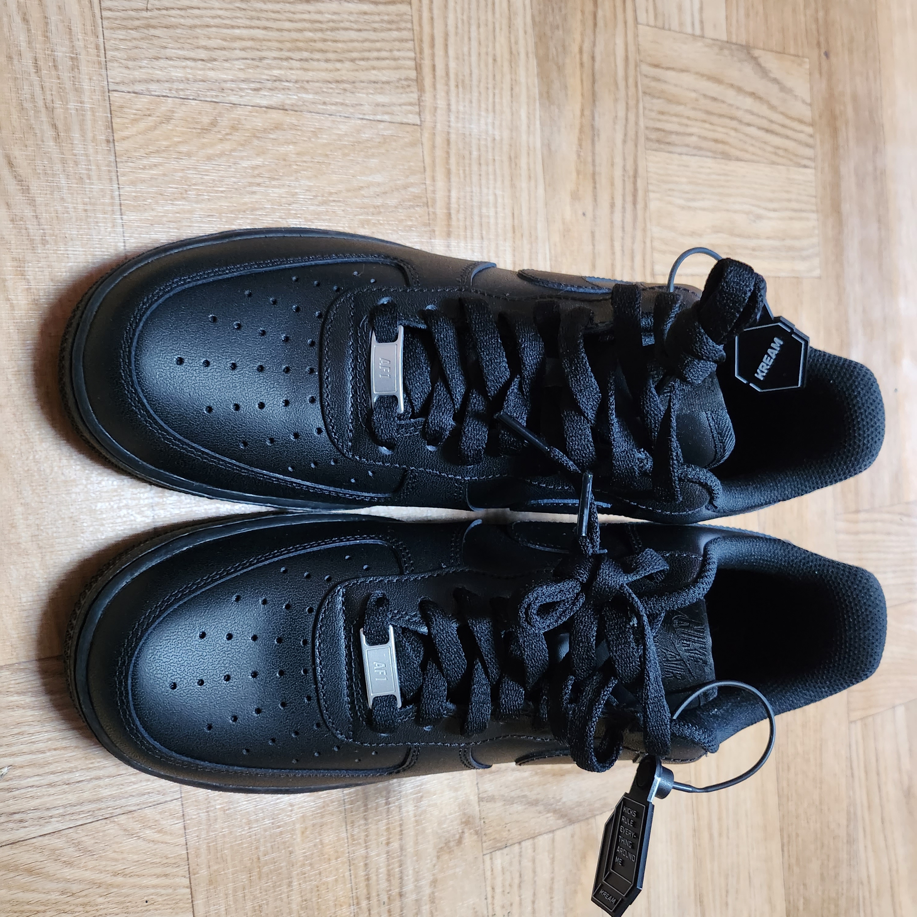 Nike Air Force 1 '07 Low Triple Black 착용 스타일