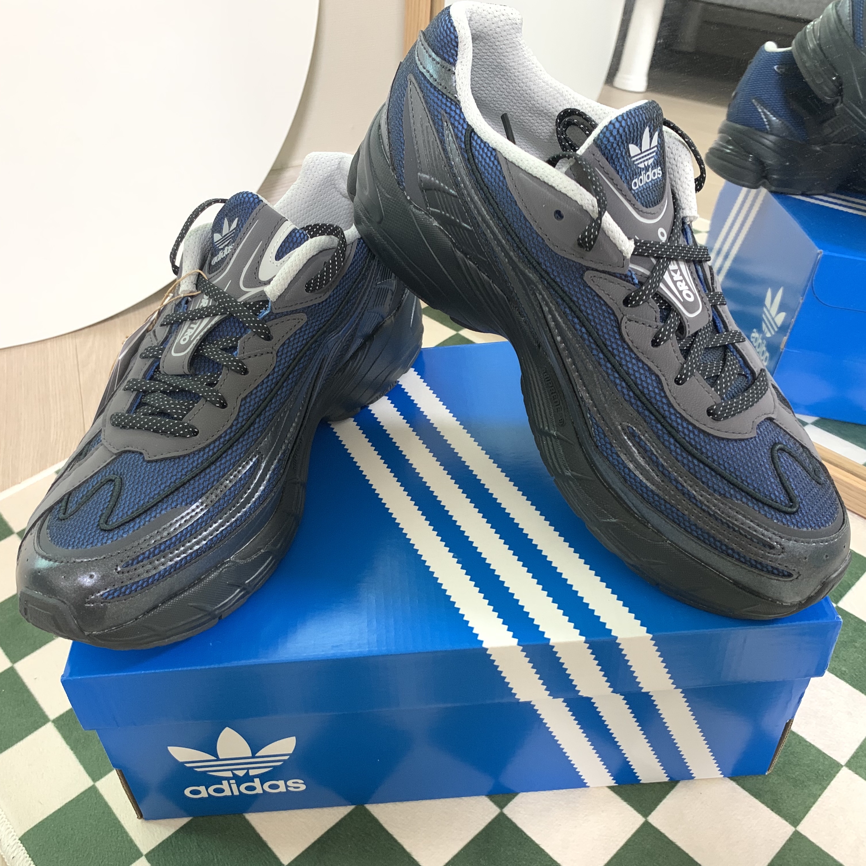 Adidas Orketro Bright Blue Carbon Black 착용 스타일