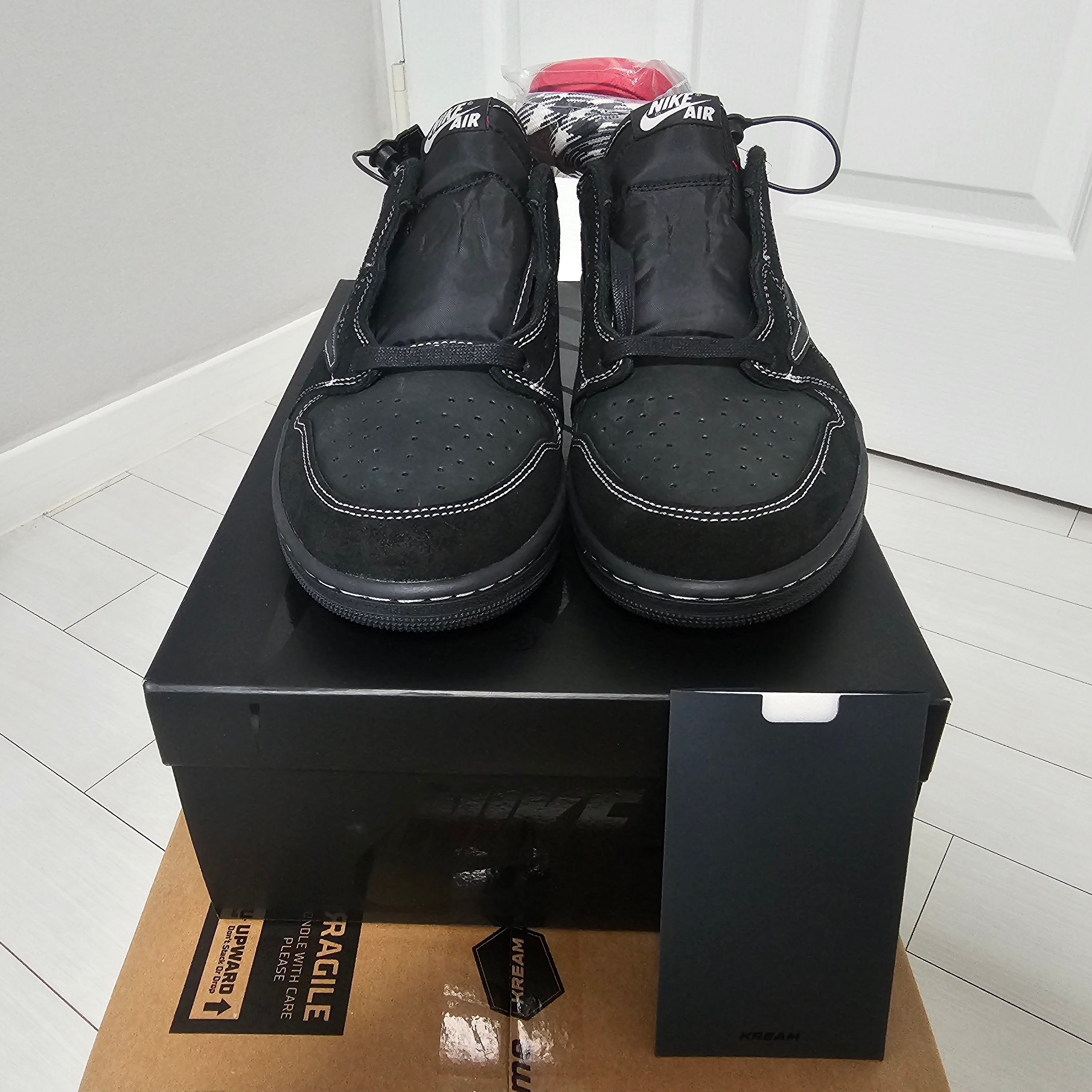 Jordan 1 x Travis Scott Retro Low OG SP Black Phantom 착용 스타일 - 2