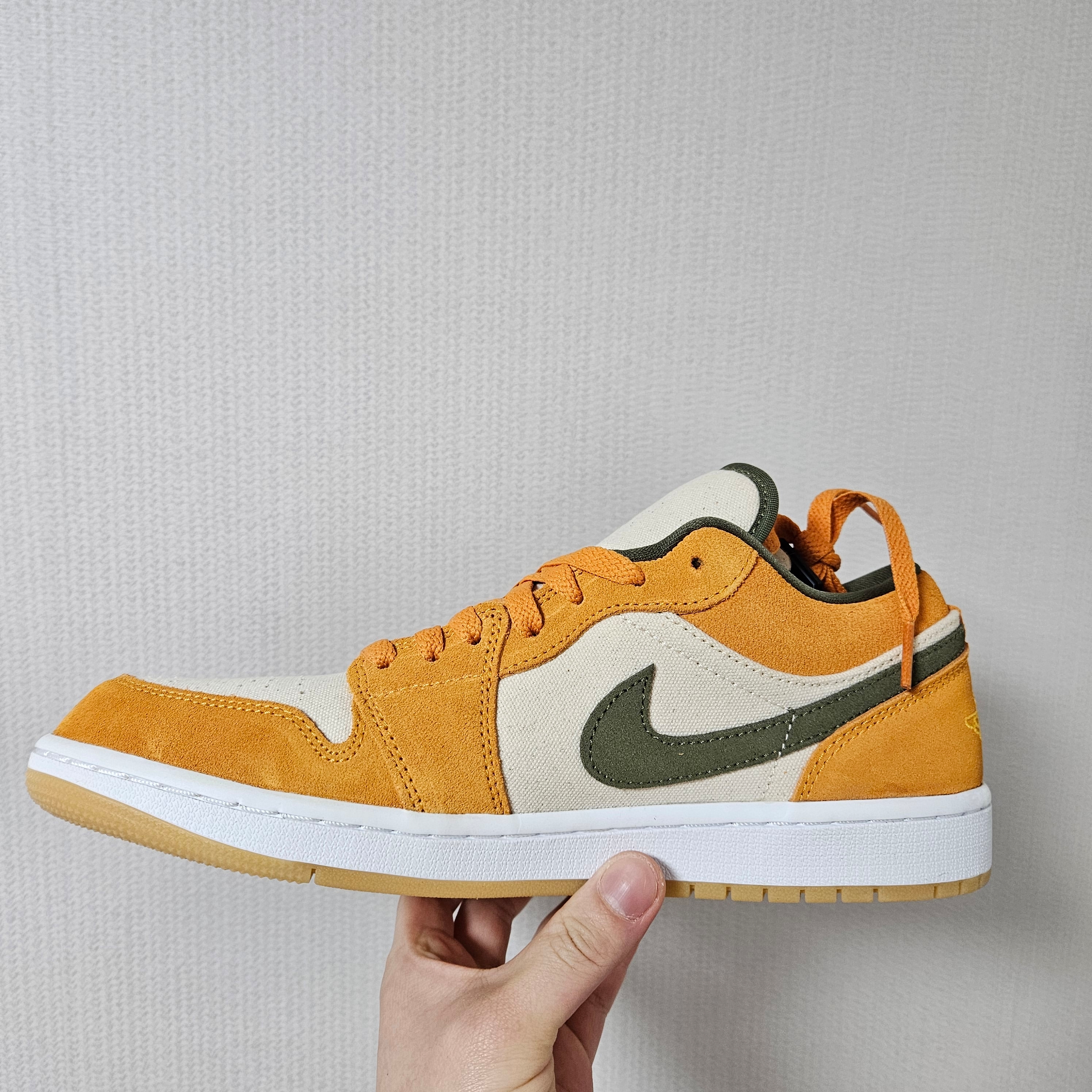 Jordan 1 Low SE Light Curry 착용 스타일