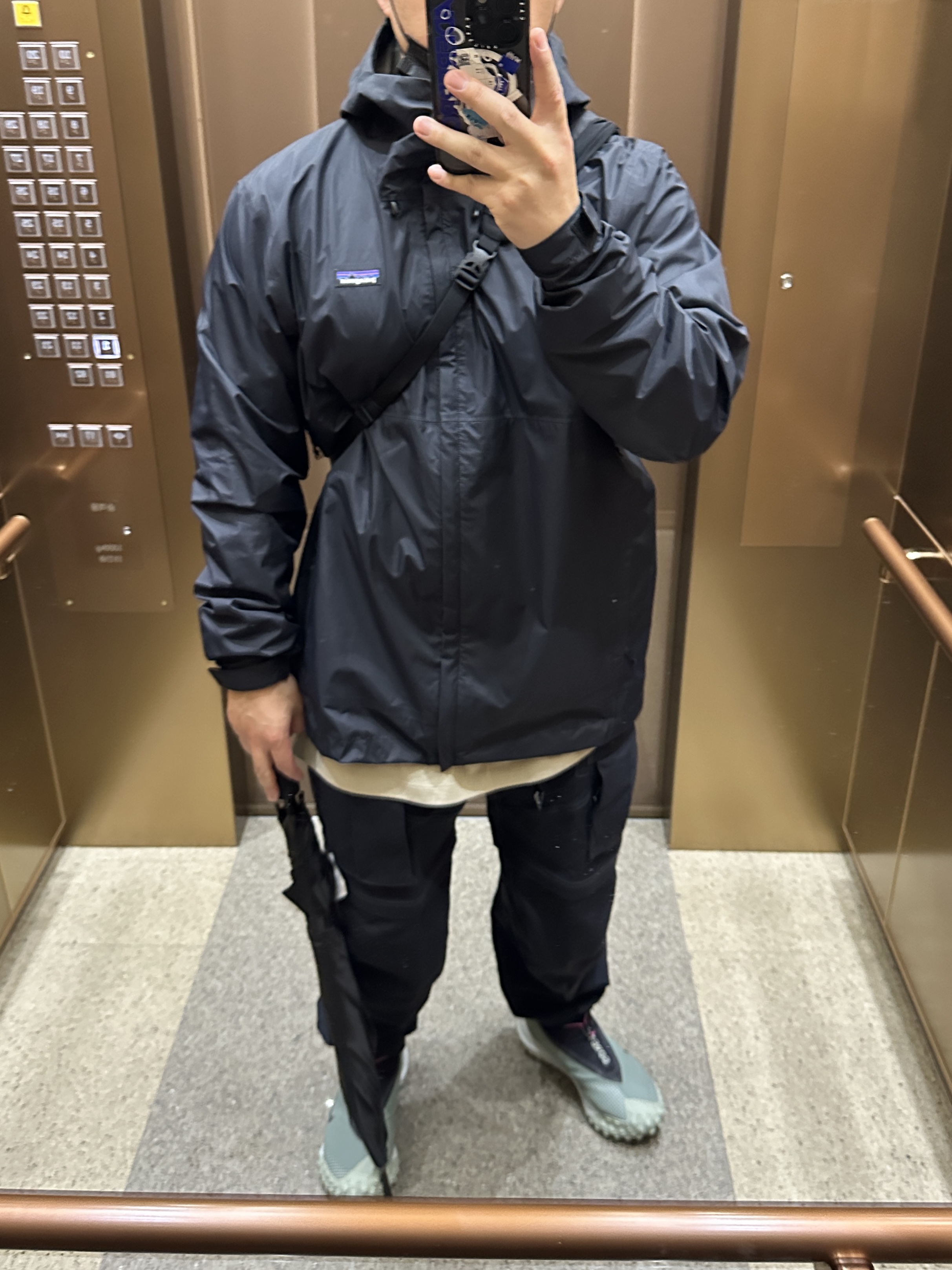 Patagonia Torrentshell 3L Jacket Black, Nike ACG Smith Summit Cargo Pants Black Summit White - Asia 착용 스타일 - 1