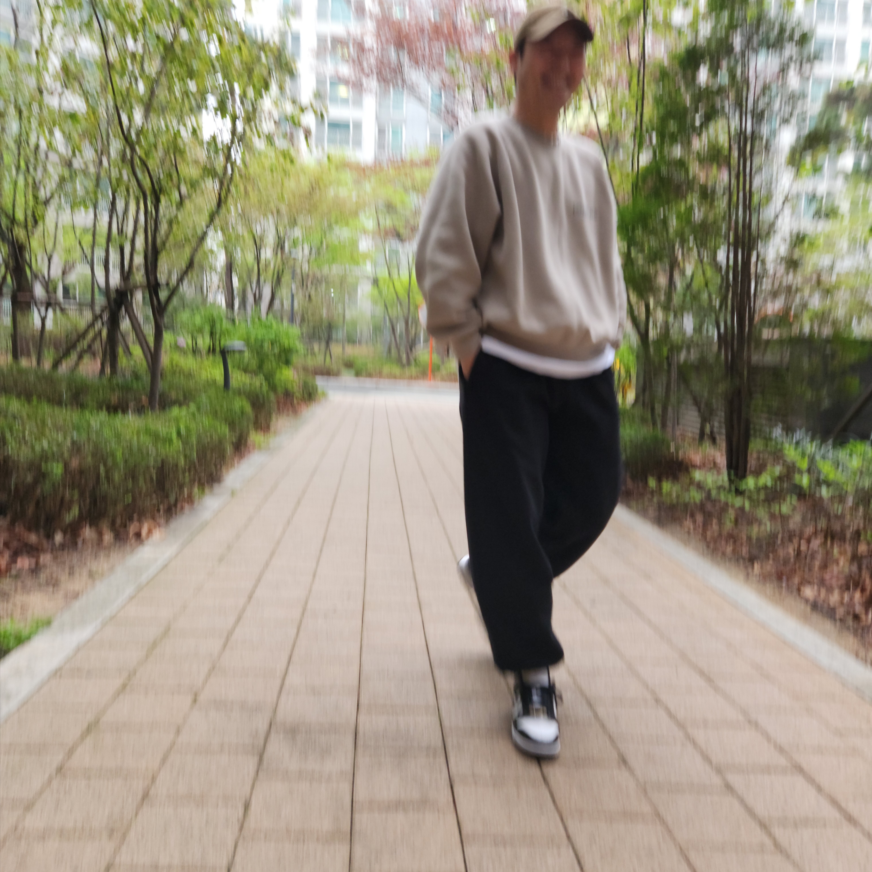 Essentials The Core Collection Pullover Crewneck Tan, Nike x Stussy NRG Washed Fleece Pants Black (DO5296-010) 착용 스타일 - 2