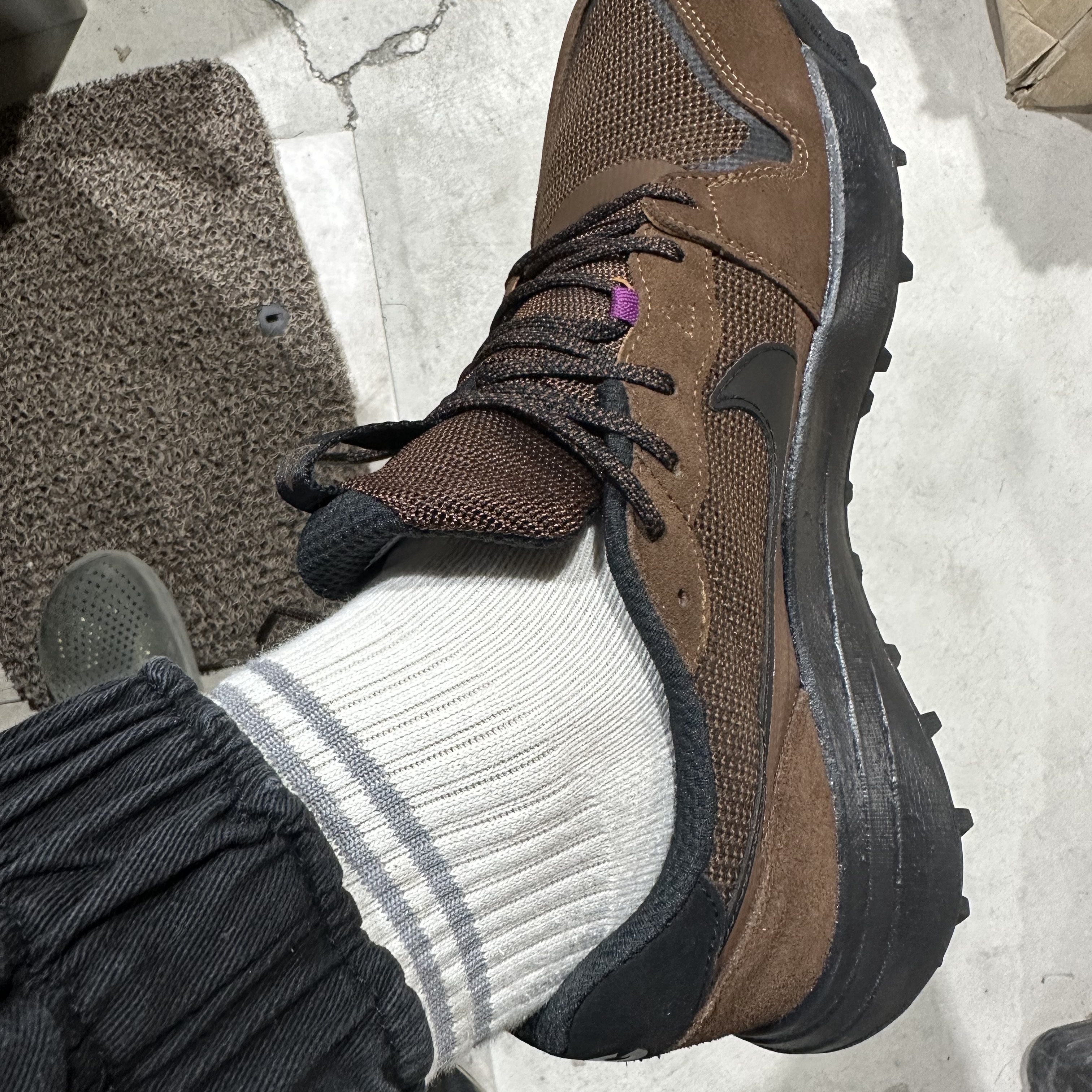 Nike ACG Lowcate Cacao Wow 착용 스타일