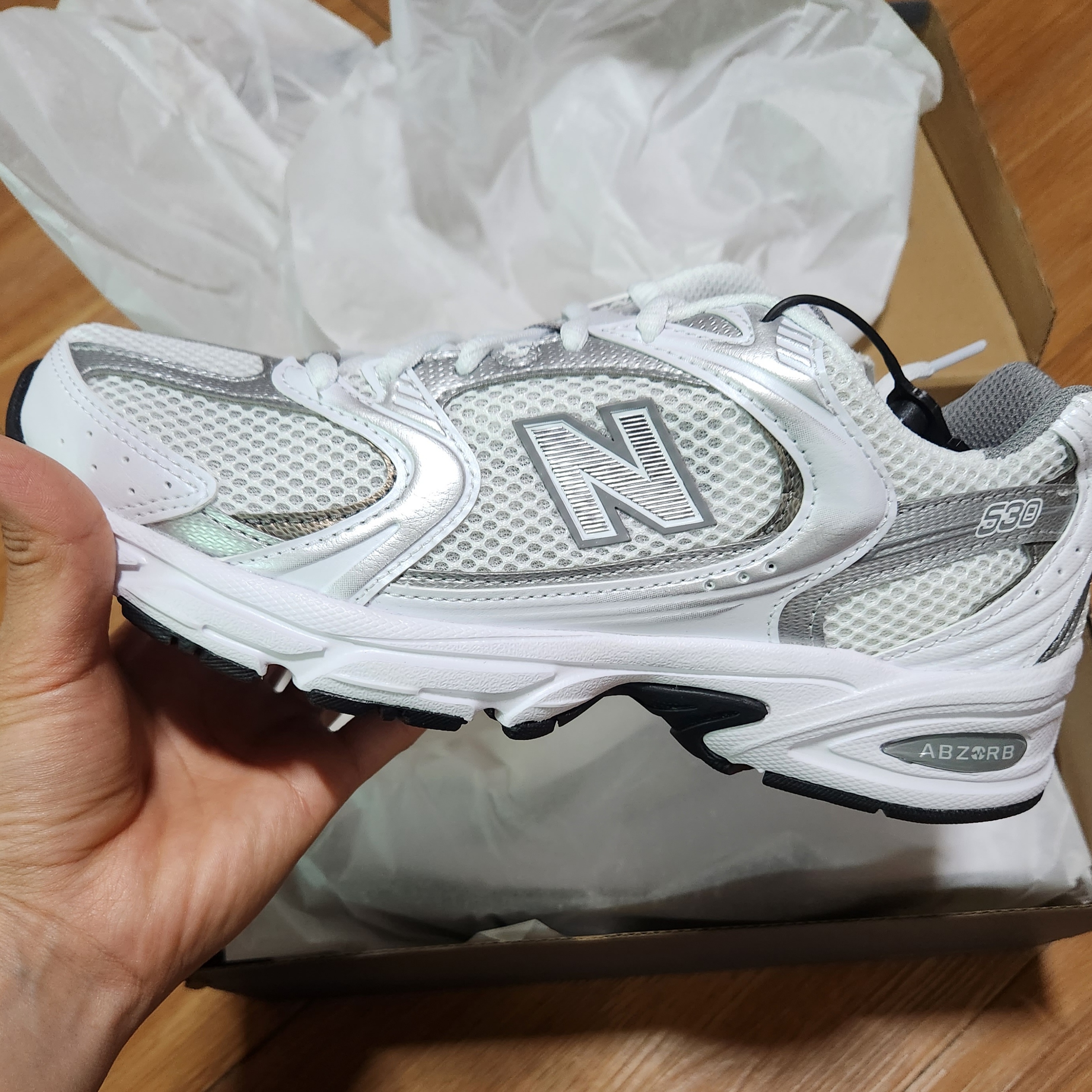 New Balance 530 White Silver 착용 스타일