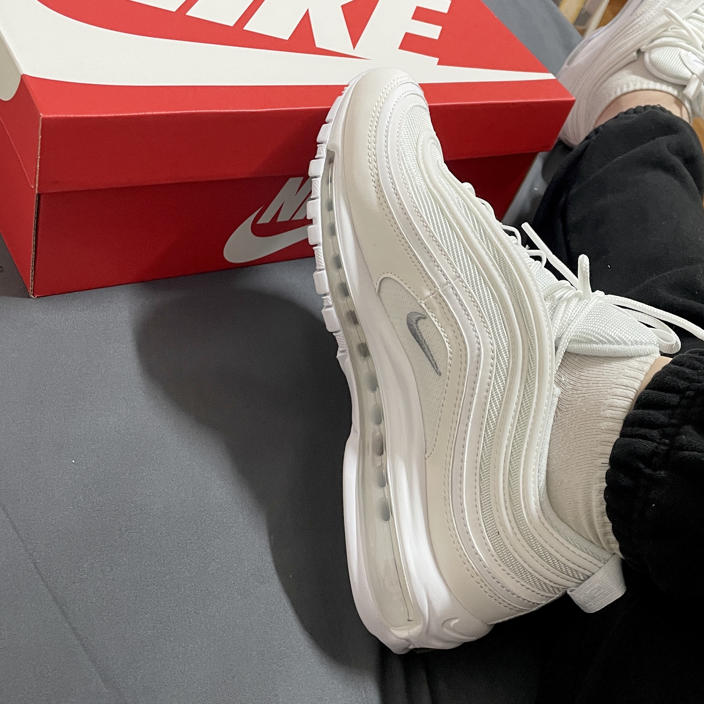 Nike Air Max 97 Triple White Wolf Grey 착용 스타일 - 2
