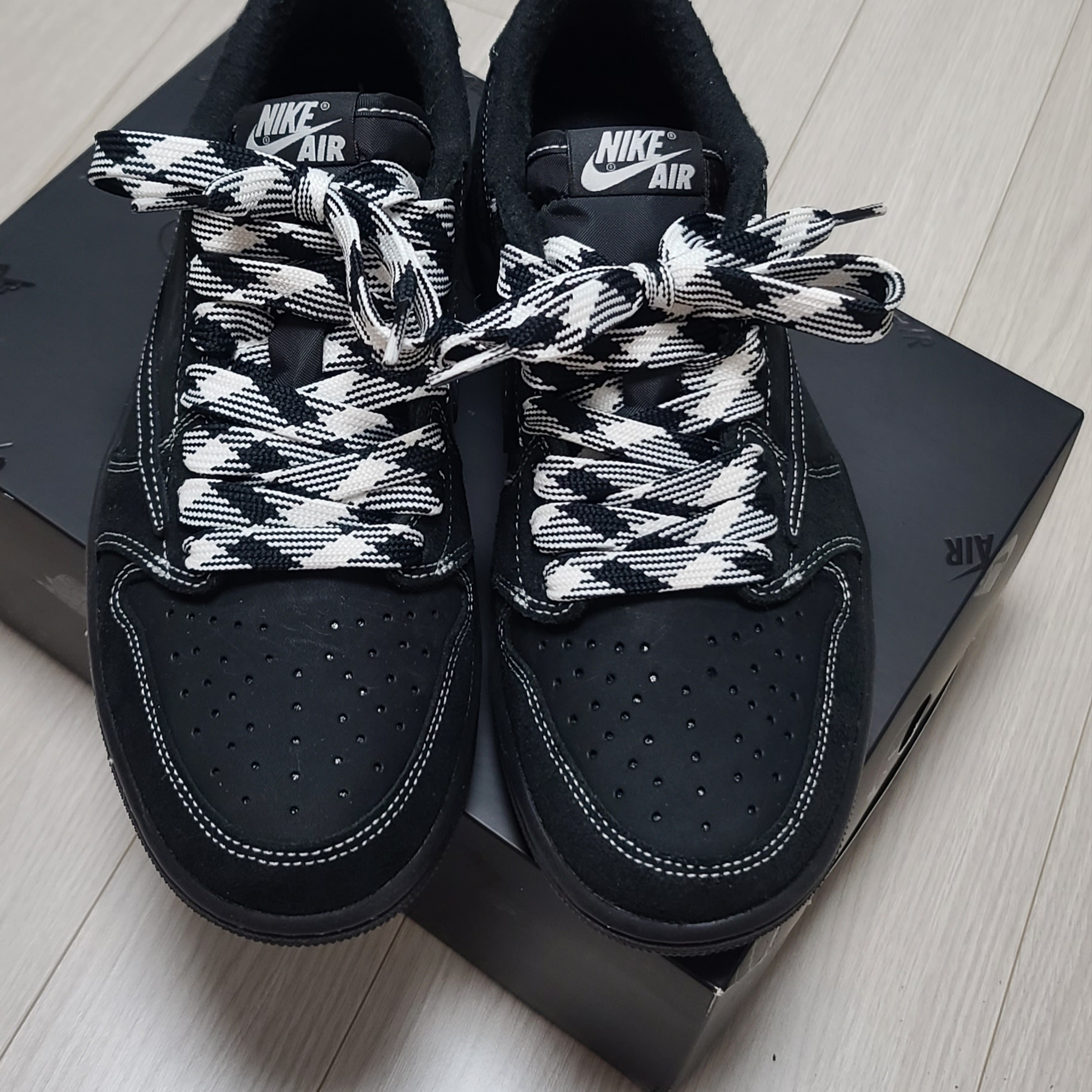 Jordan 1 x Travis Scott Retro Low OG SP Black Phantom 착용 스타일 - 2