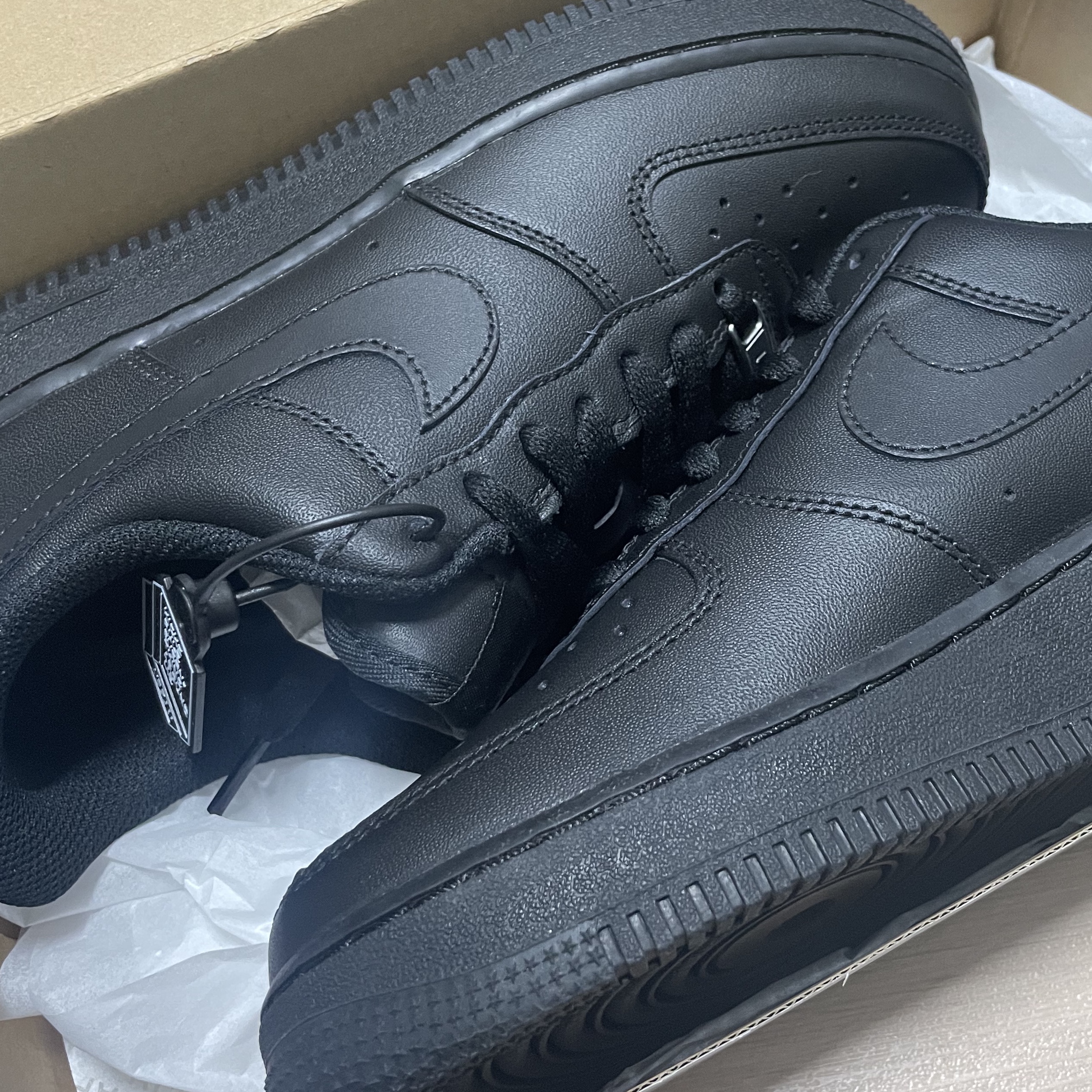 Nike Air Force 1 '07 Low Triple Black 착용 스타일