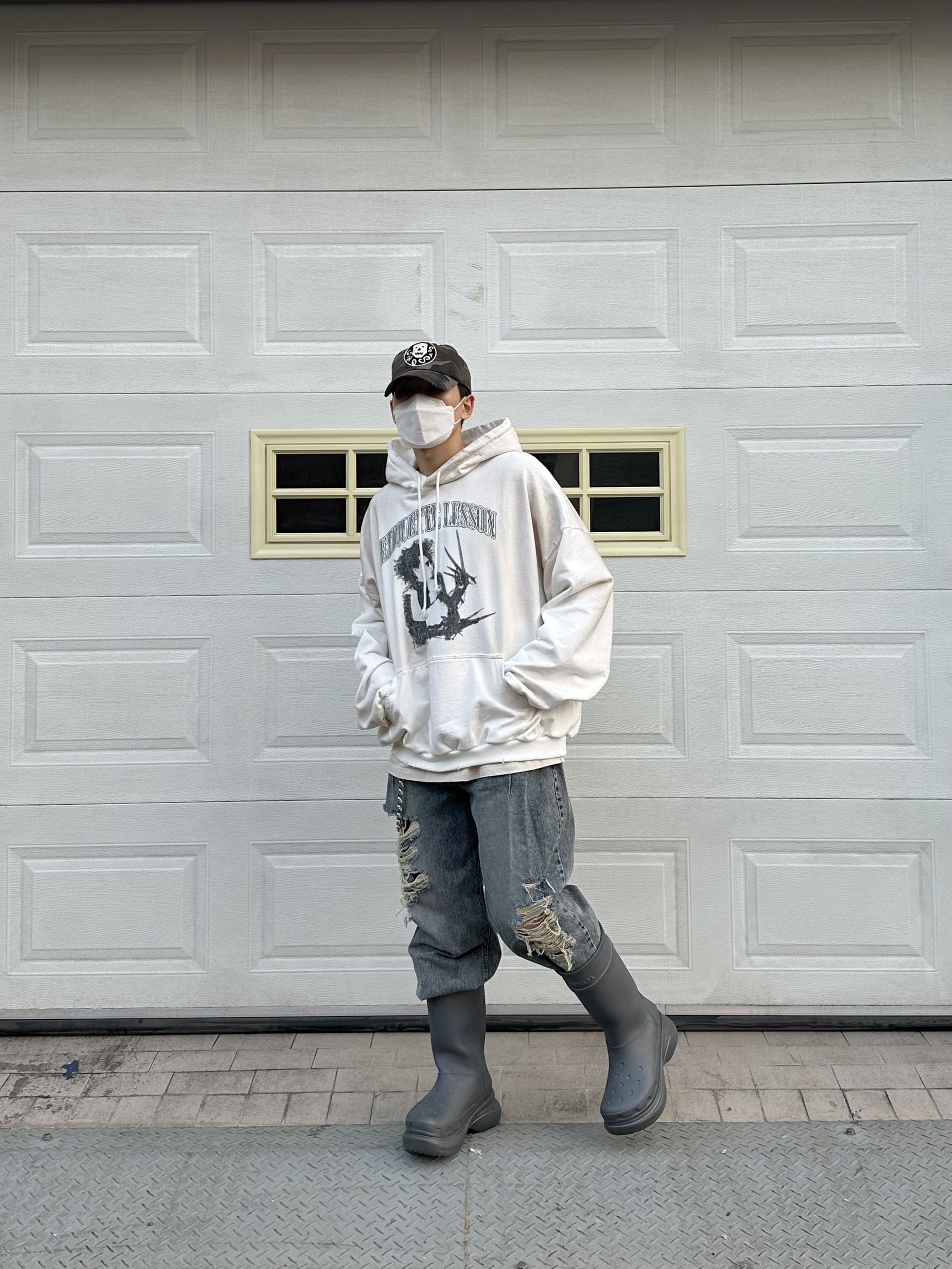 Project G/R x Atmos Etiquette Lesson Vintage Washed Hoodie White, Balenciaga x Crocs Rubber Boot Grey 착용 스타일 - 2