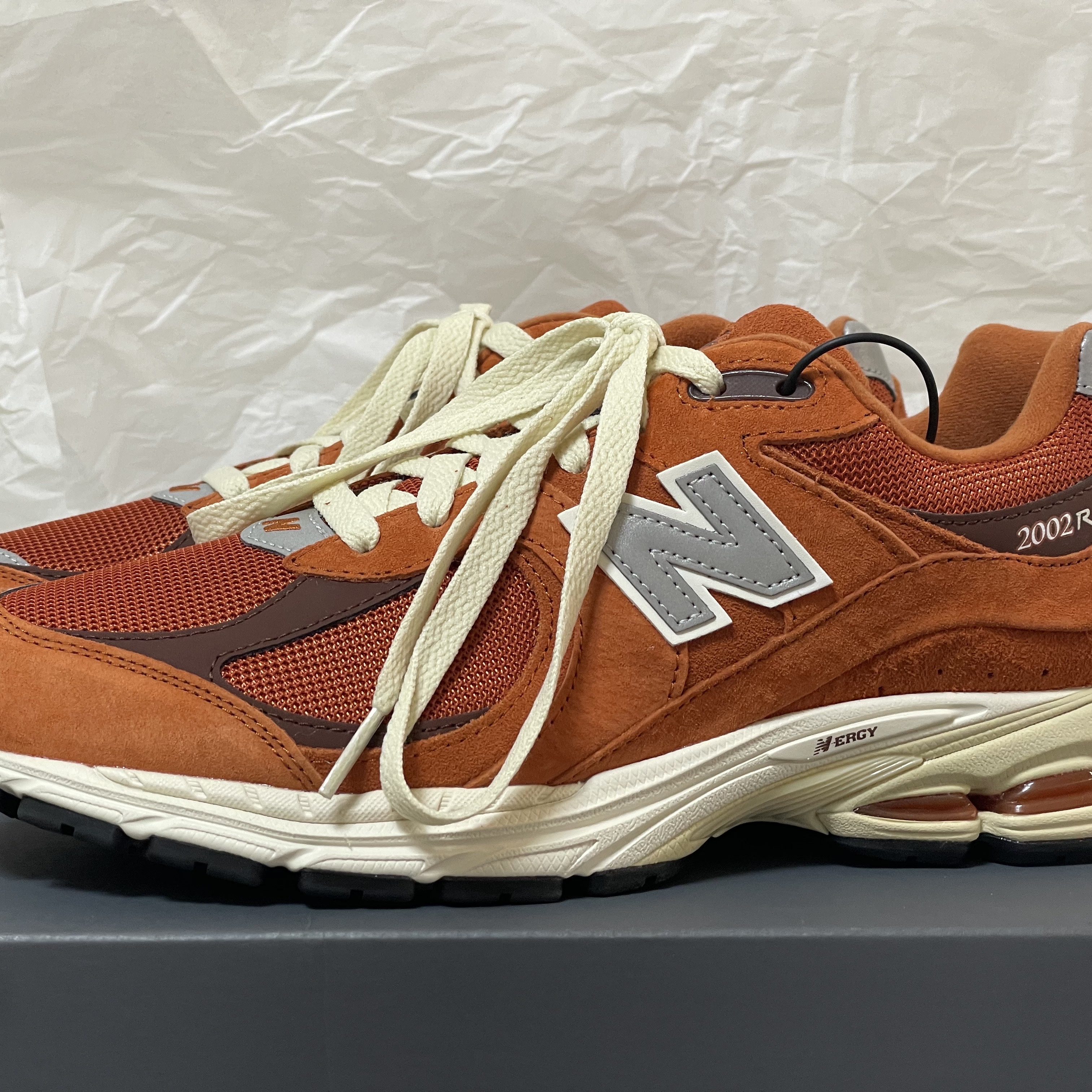New Balance 2002R Rust Oxide 착용 스타일 - 1