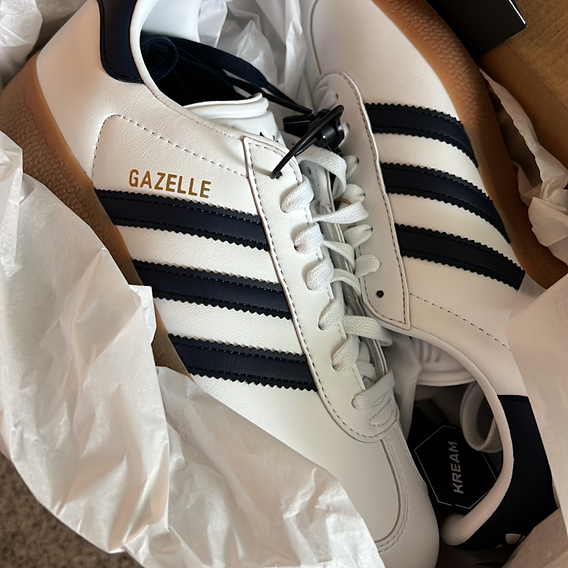 Adidas Gazelle White Collegiate Navy 착용 스타일