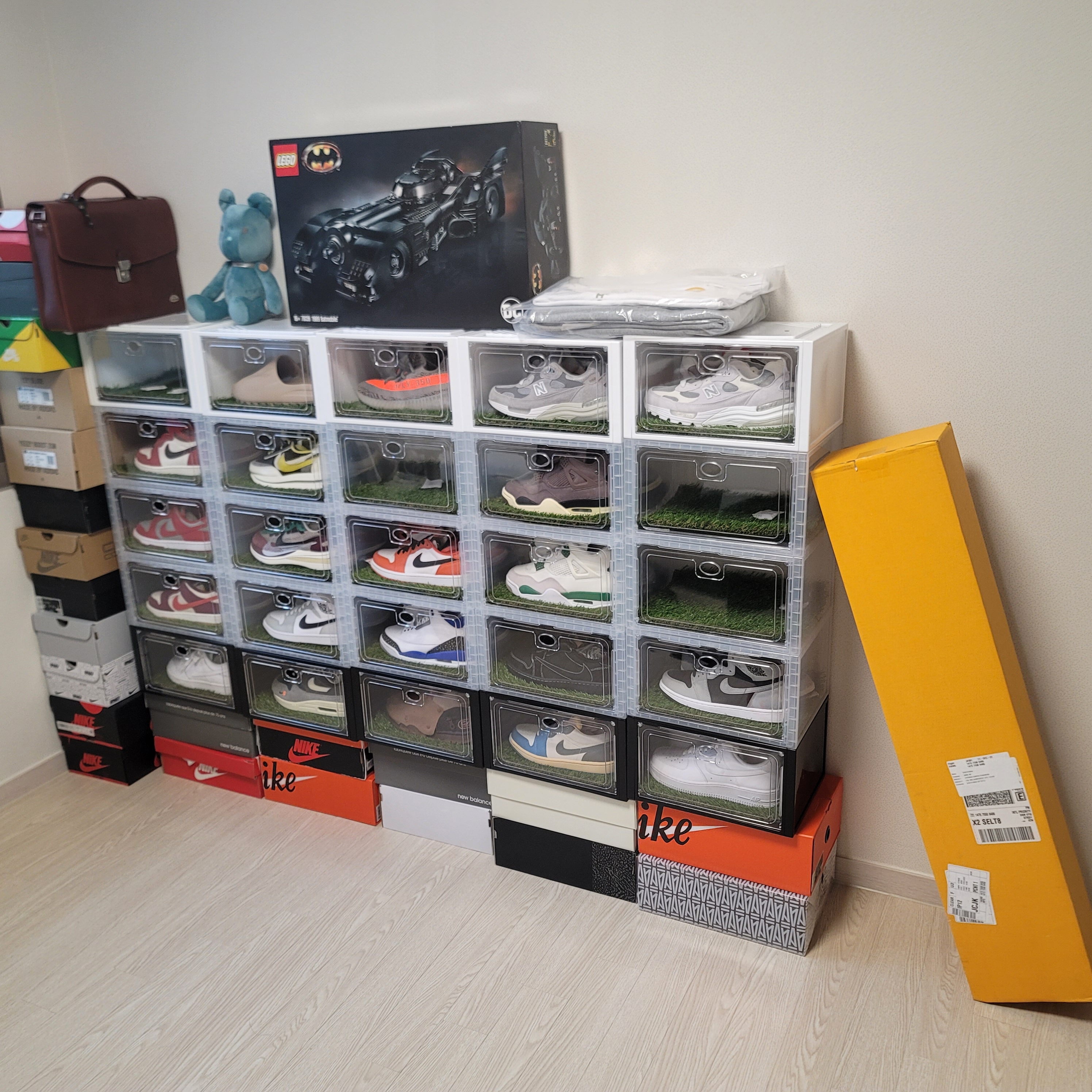 Lego DC Comics Batman 1989 Batmobile, Nike x Sacai x Undercover LDWaffle Black Bright Citron 착용 스타일