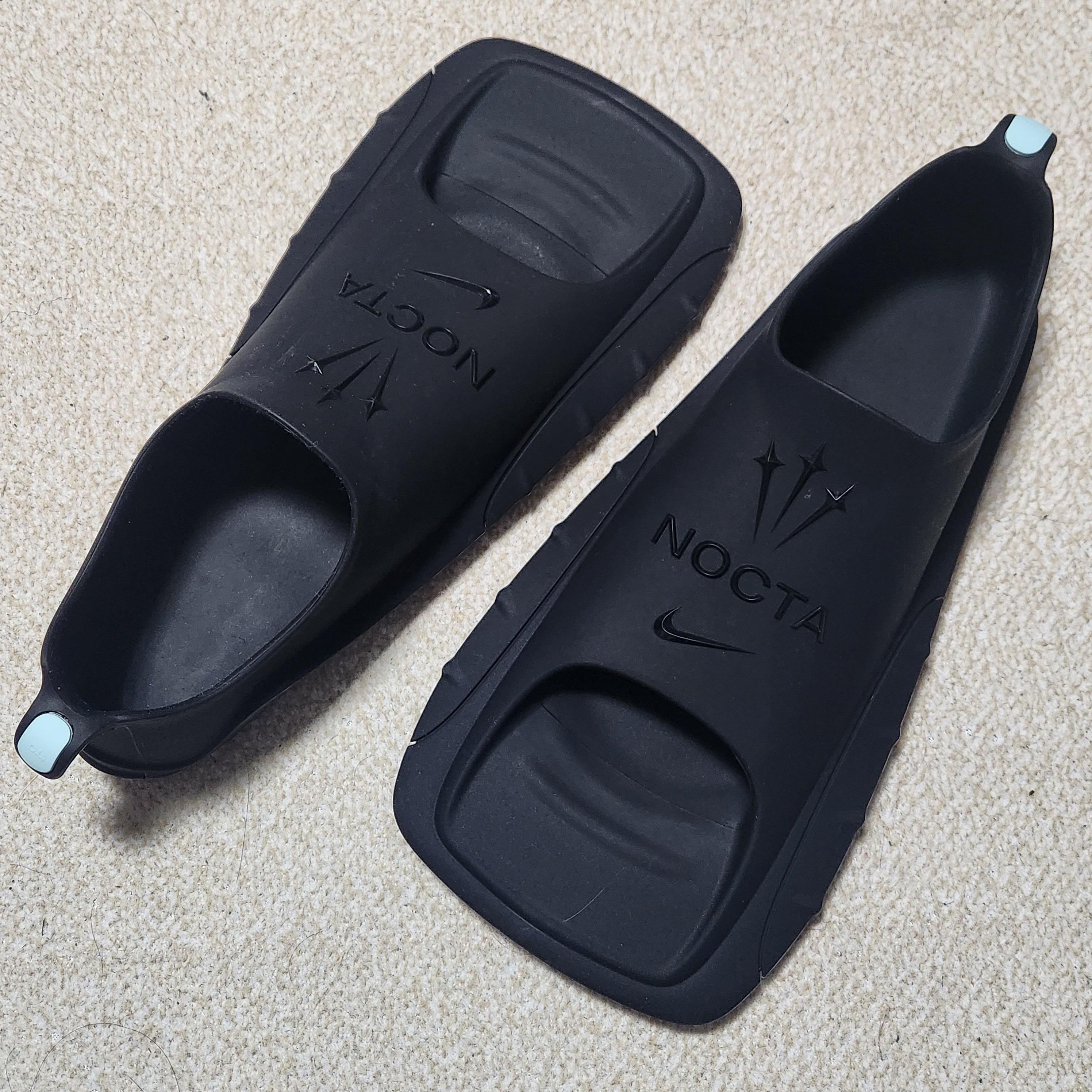 Nike x Drake Nocta Swim Fins Black 착용 스타일 - 1