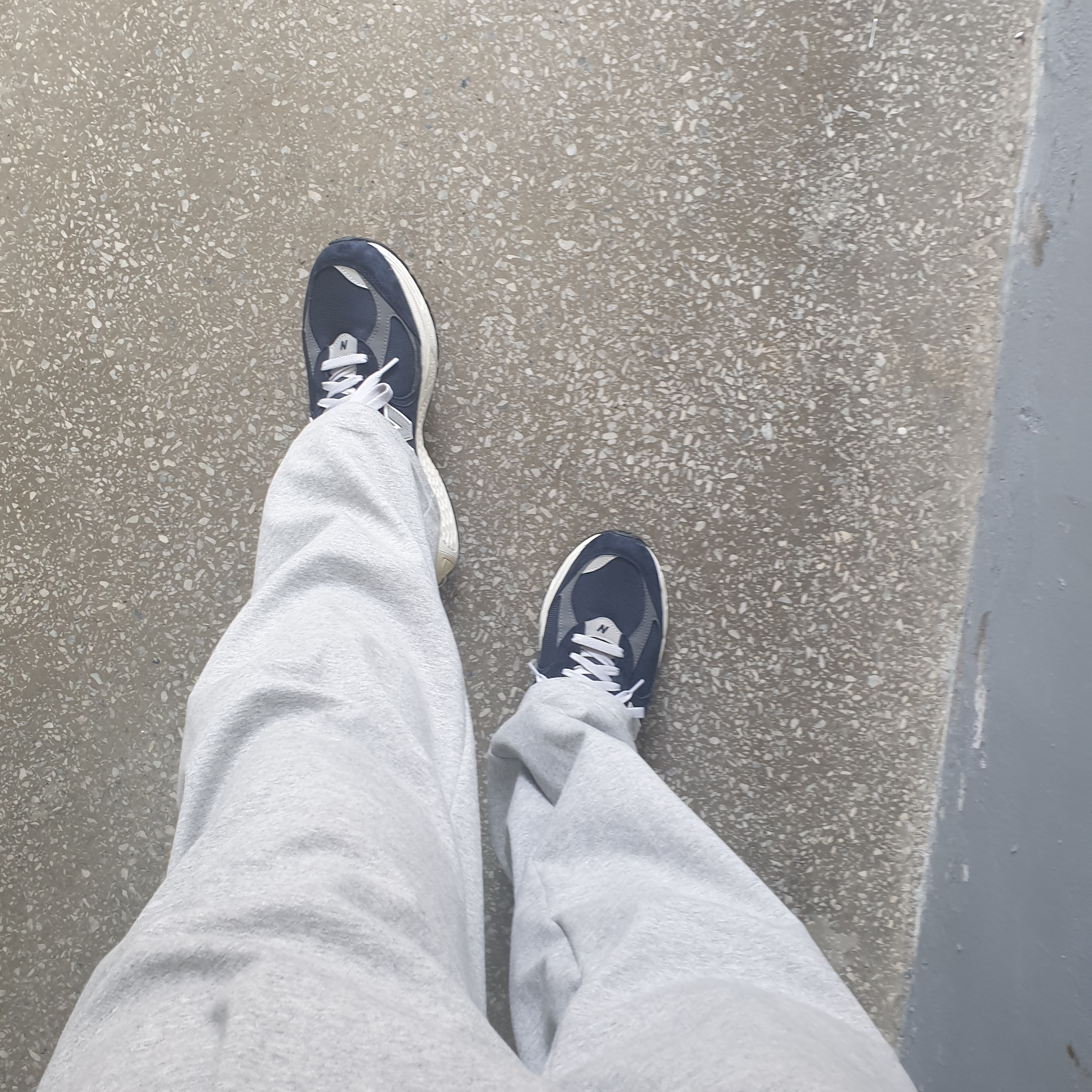 New Balance 2002R Eclipse Castlerock 착용 스타일 - 2