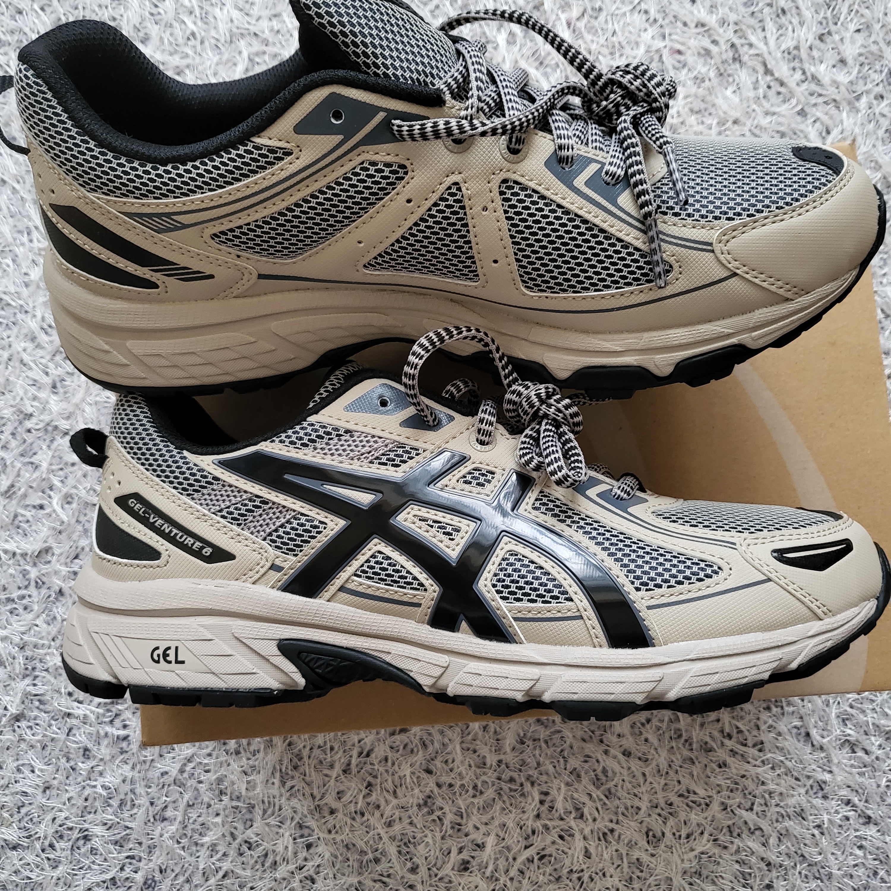 Asics Gel-Venture 6 Feather Grey Black 착용 스타일 - 3