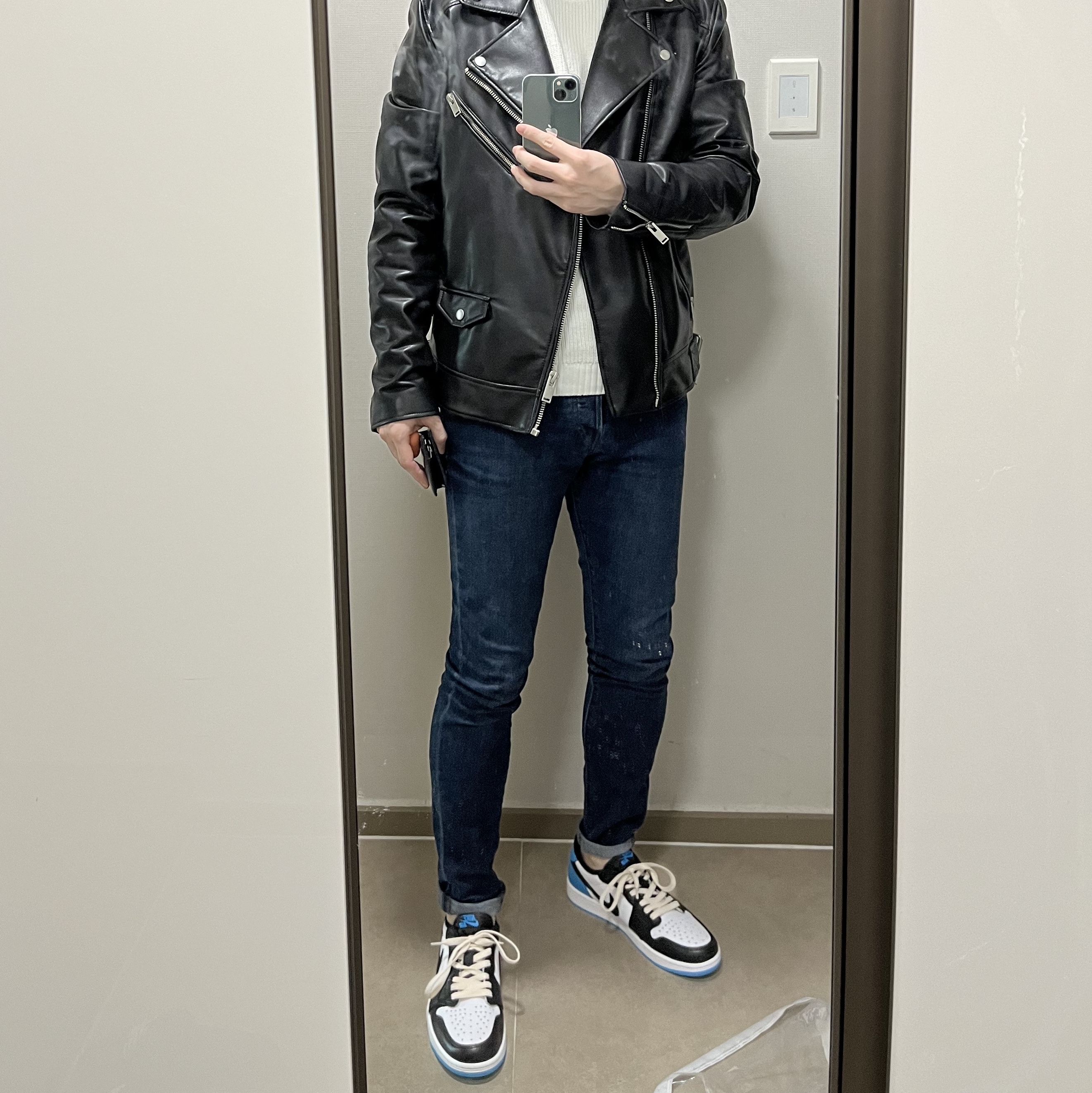 Jordan 1 Retro Low OG Black and Dark Powder Blue 착용 스타일