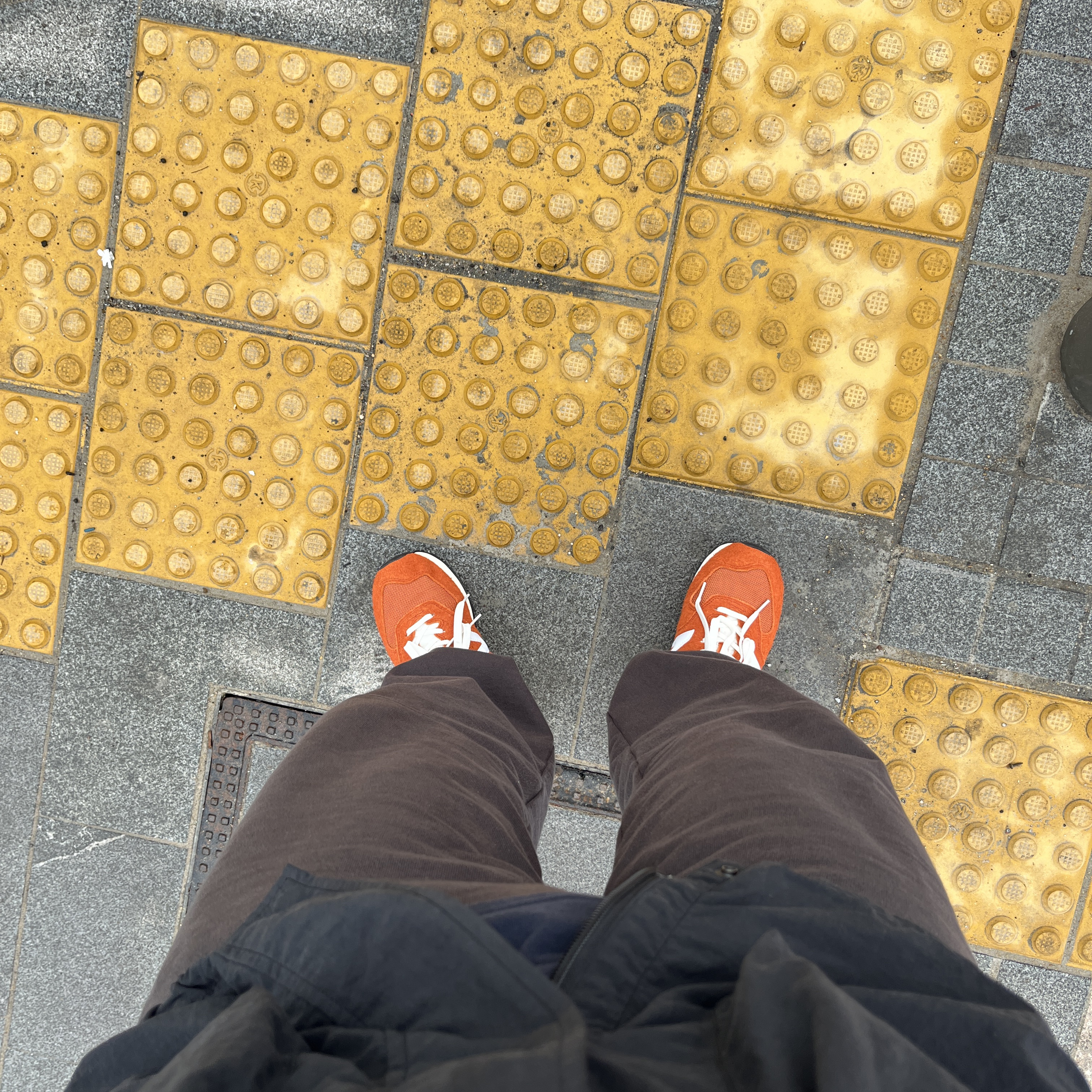 New Balance 574 Heritage Orange Burst White 착용 스타일