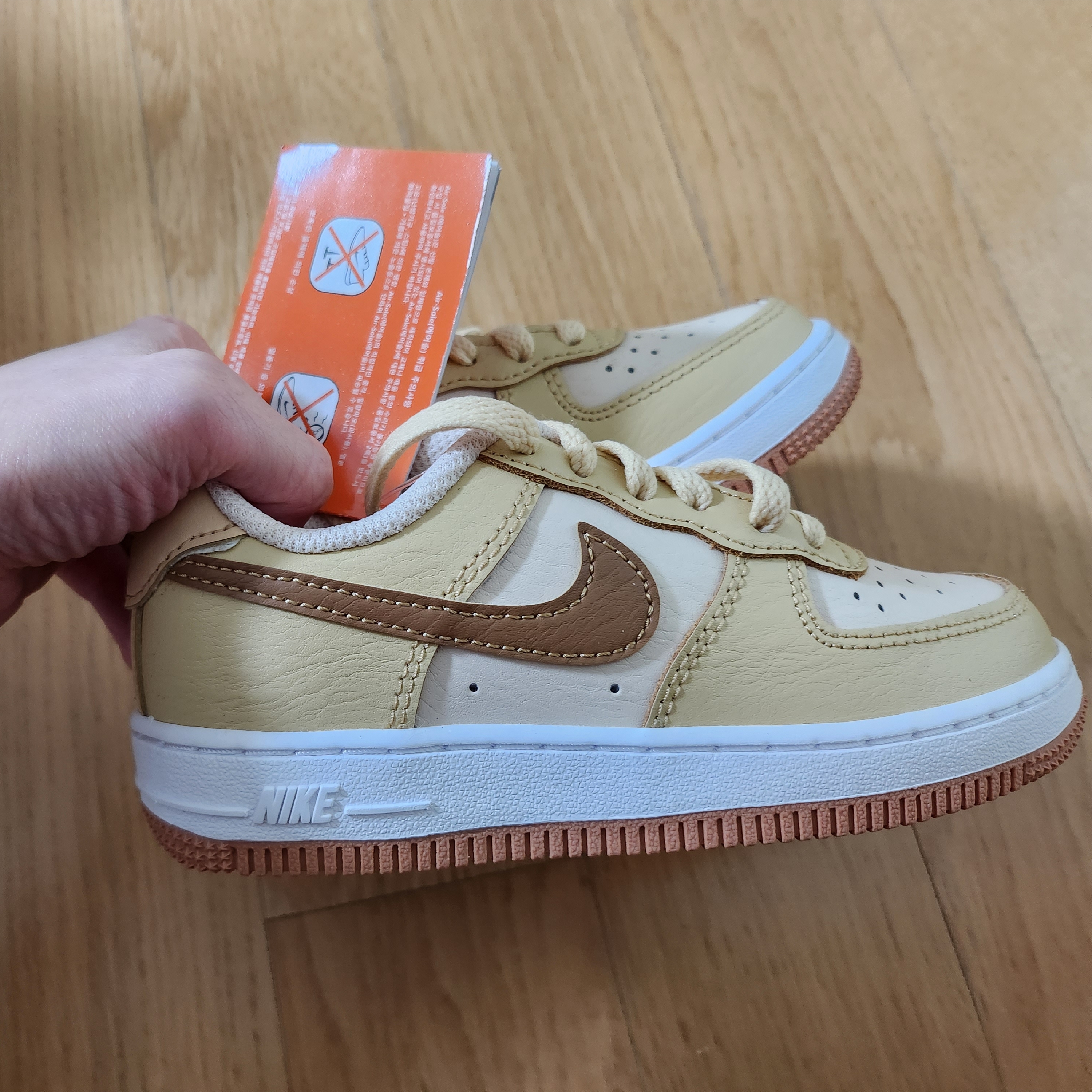 (PS) Nike Force 1 LV8 Pearl White Ale Brown 착용 스타일 - 3