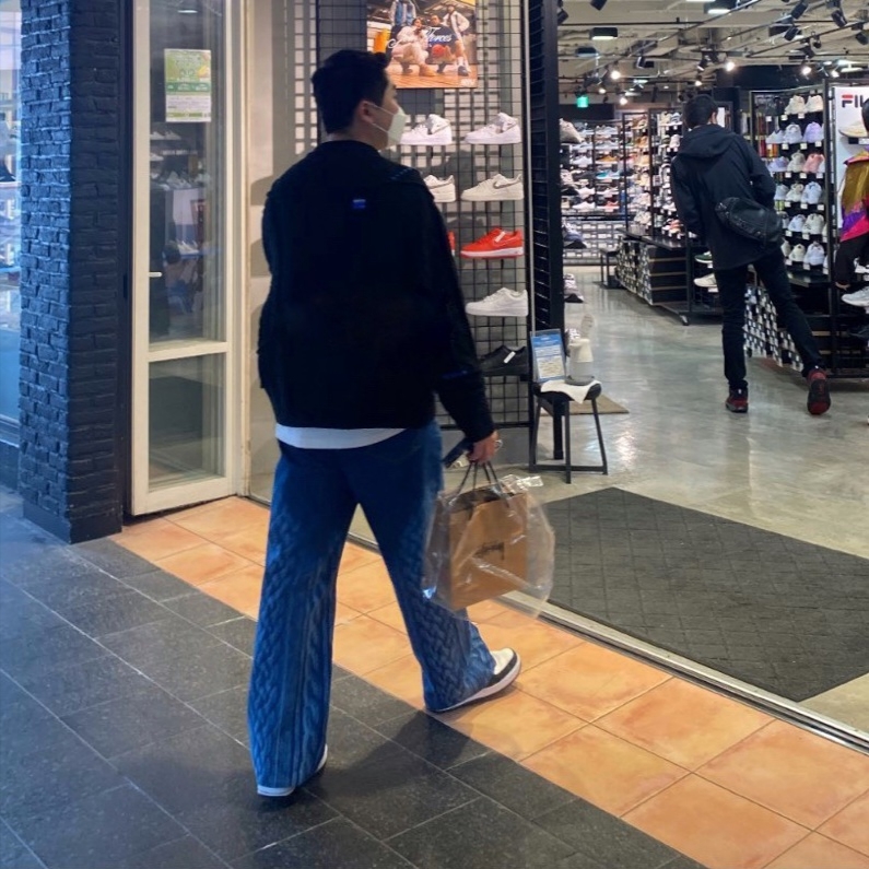 Zara x Ader Error Patchwork Oversize Knit Sweater Black, Nike x Stussy Air Force 1 '07 Mid SP Black and Light Bone 착용 스타일