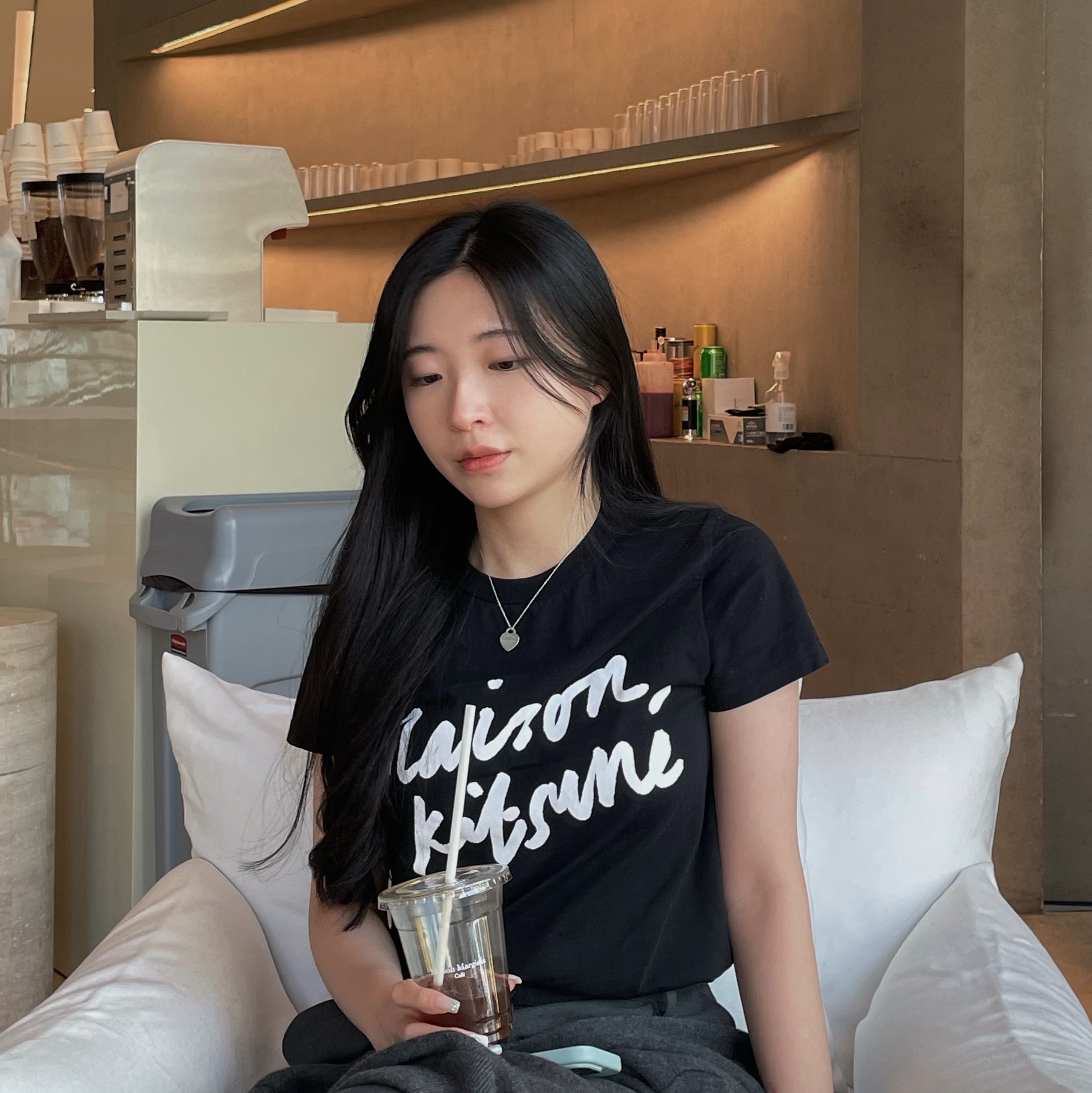 Maison Kitsune Handwriting Classic T-Shirt Black 착용 스타일