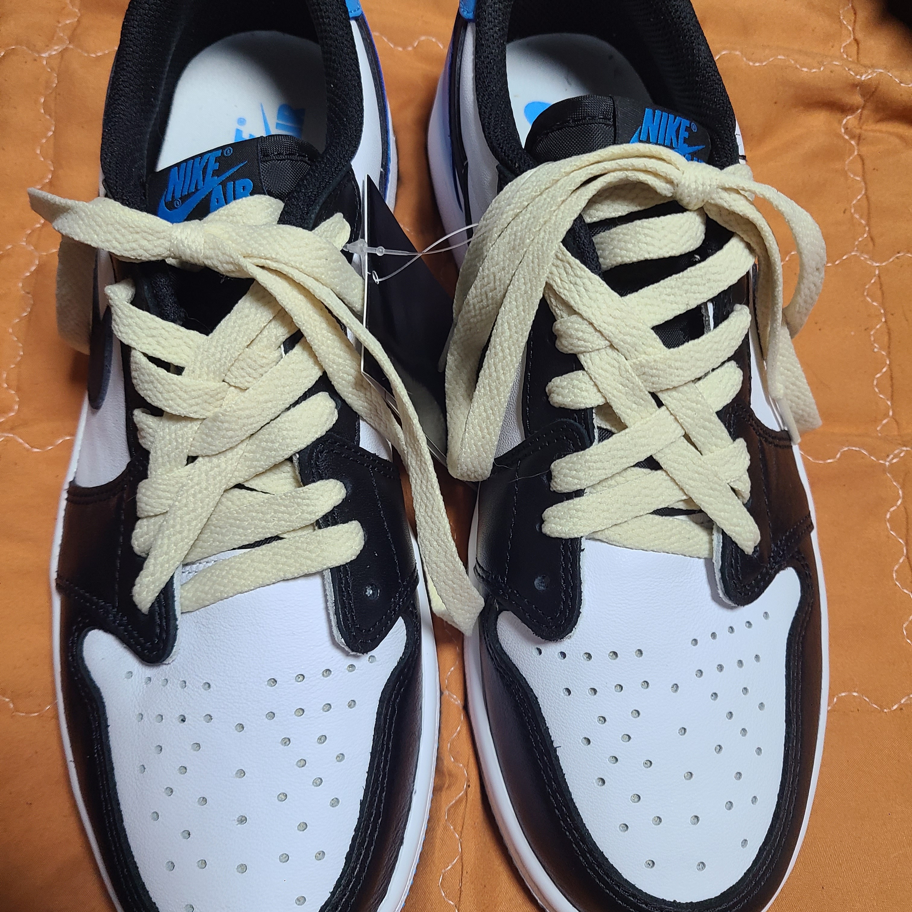 Jordan 1 Retro Low OG Black and Dark Powder Blue 착용 스타일