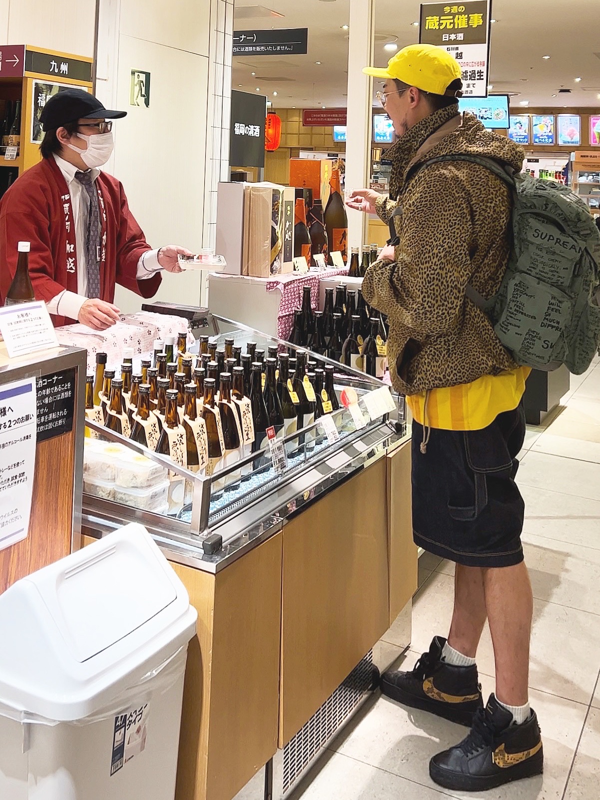 Supreme Field Backpack Olive Gonz - 23SS, Supreme x Barbour Lightweight Waxed Cotton Field Jacket Leopard - 20SS 착용 스타일 - 3