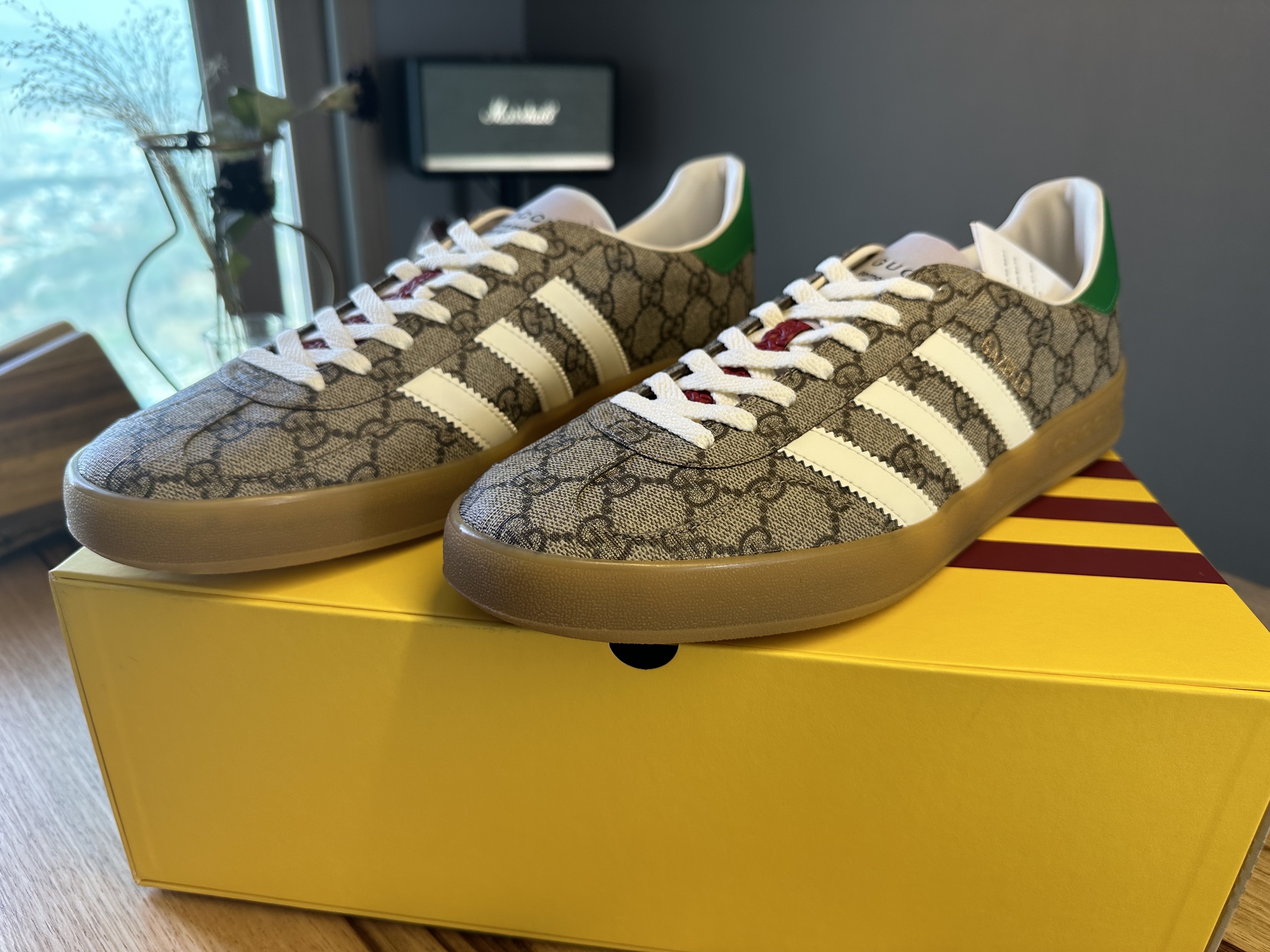Gucci x Adidas Gazelle Sneakers Beige Ebony GG Supreme Canvas 착용 스타일 - 3