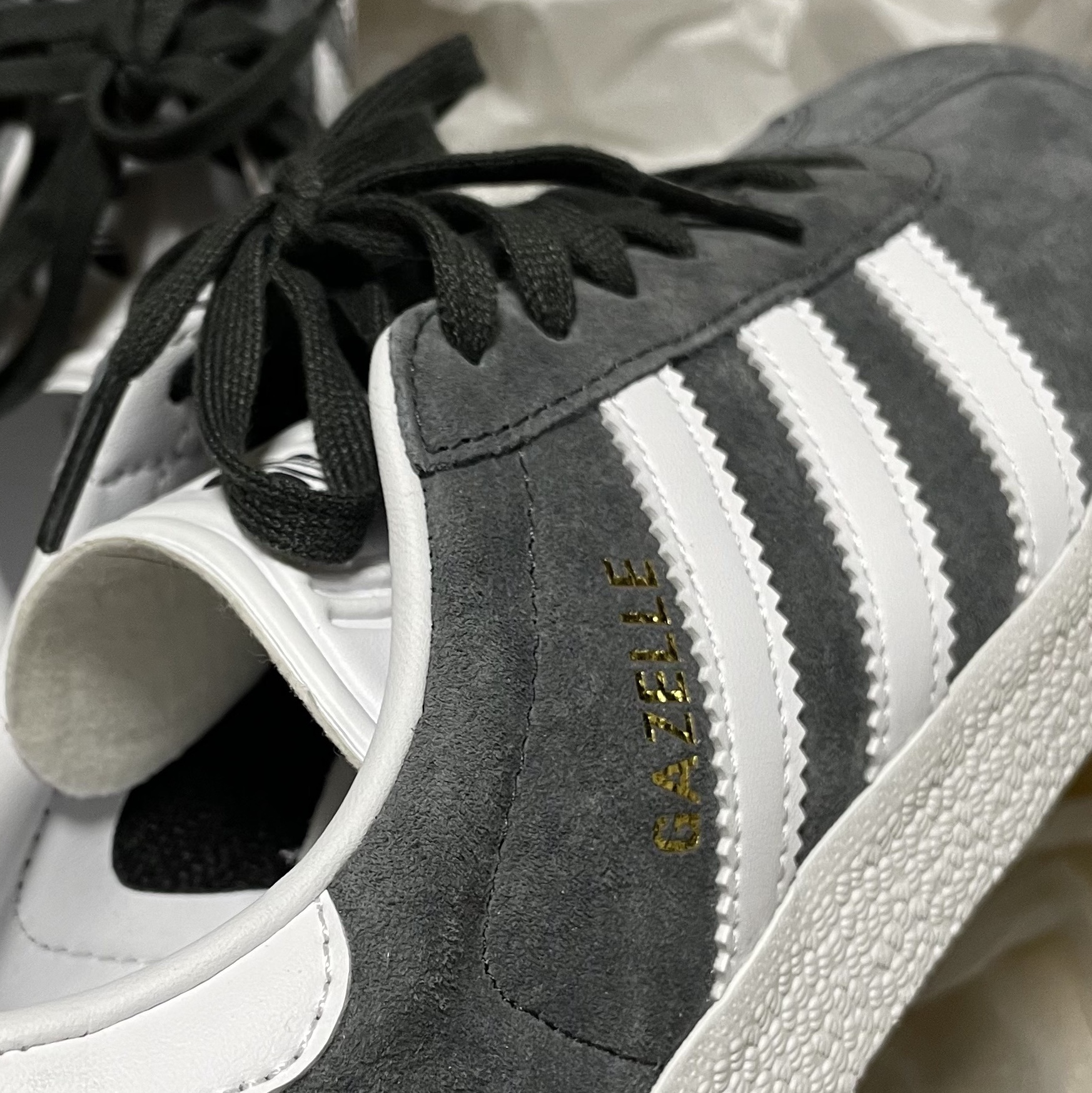 Adidas Gazelle Solid Grey 착용 스타일 - 2
