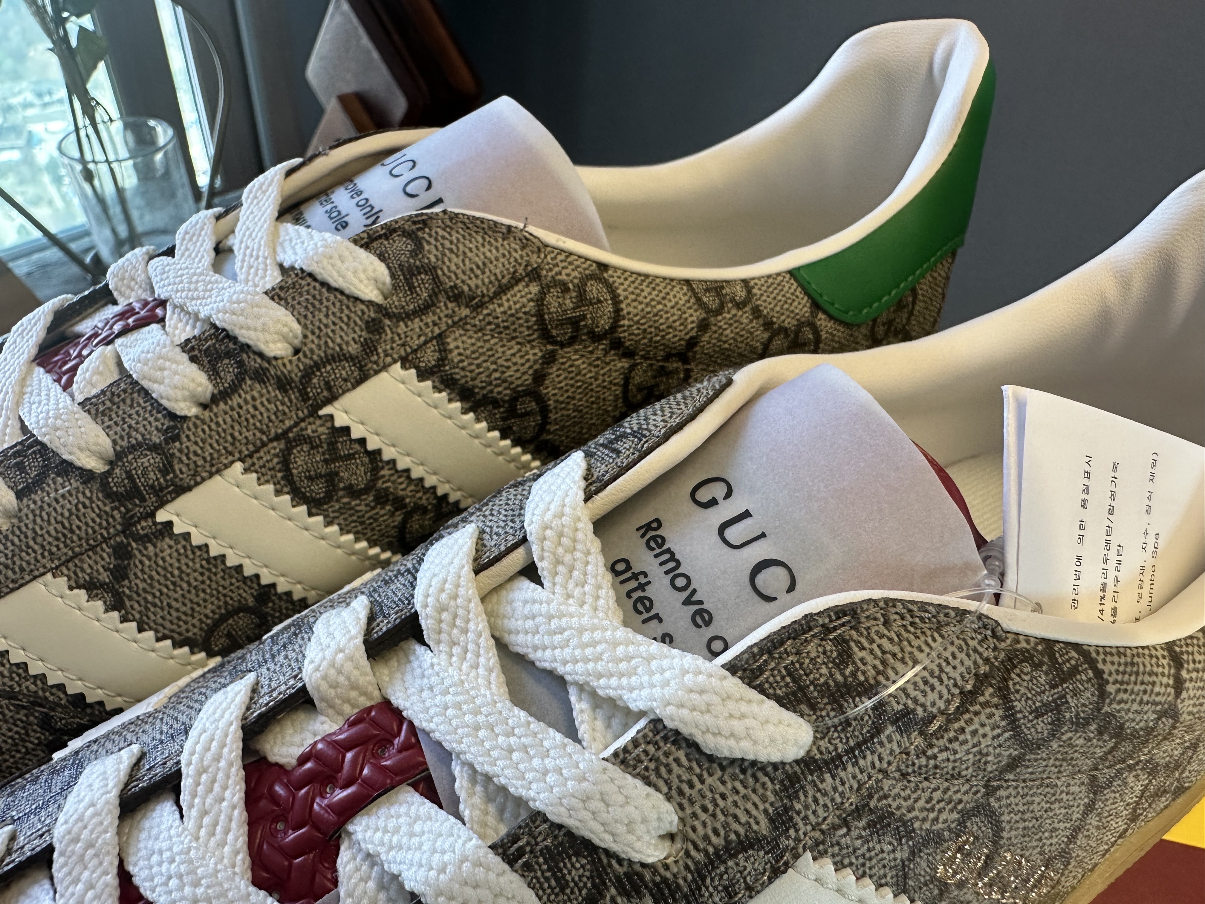 Gucci x Adidas Gazelle Sneakers Beige Ebony GG Supreme Canvas 착용 스타일 - 5