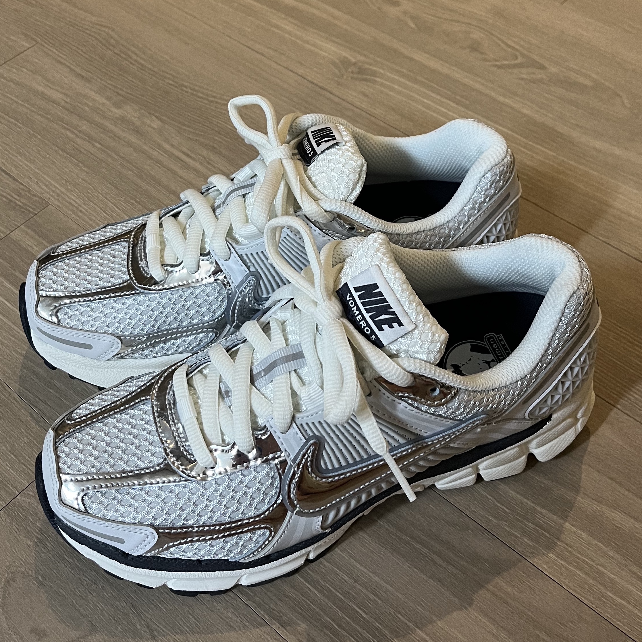 (W) Nike Zoom Vomero 5 Photon Dust and Metallic Silver 착용 스타일