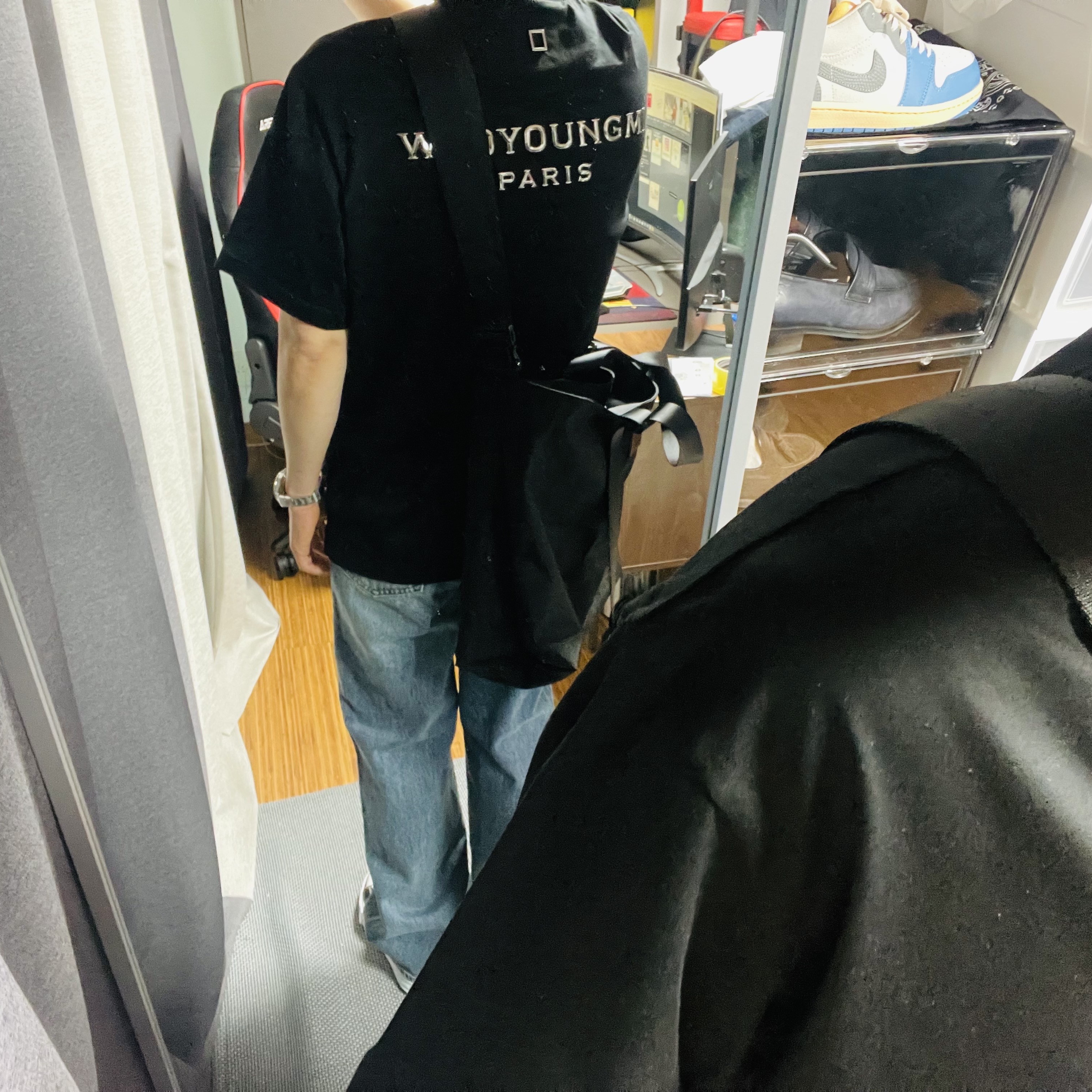 Juun.J Solid 2Way Crossbody Bag Black - 22SS, Wooyoungmi Cotton Lenticular Back Logo T-shirt Black - 23SS 착용 스타일 - 1