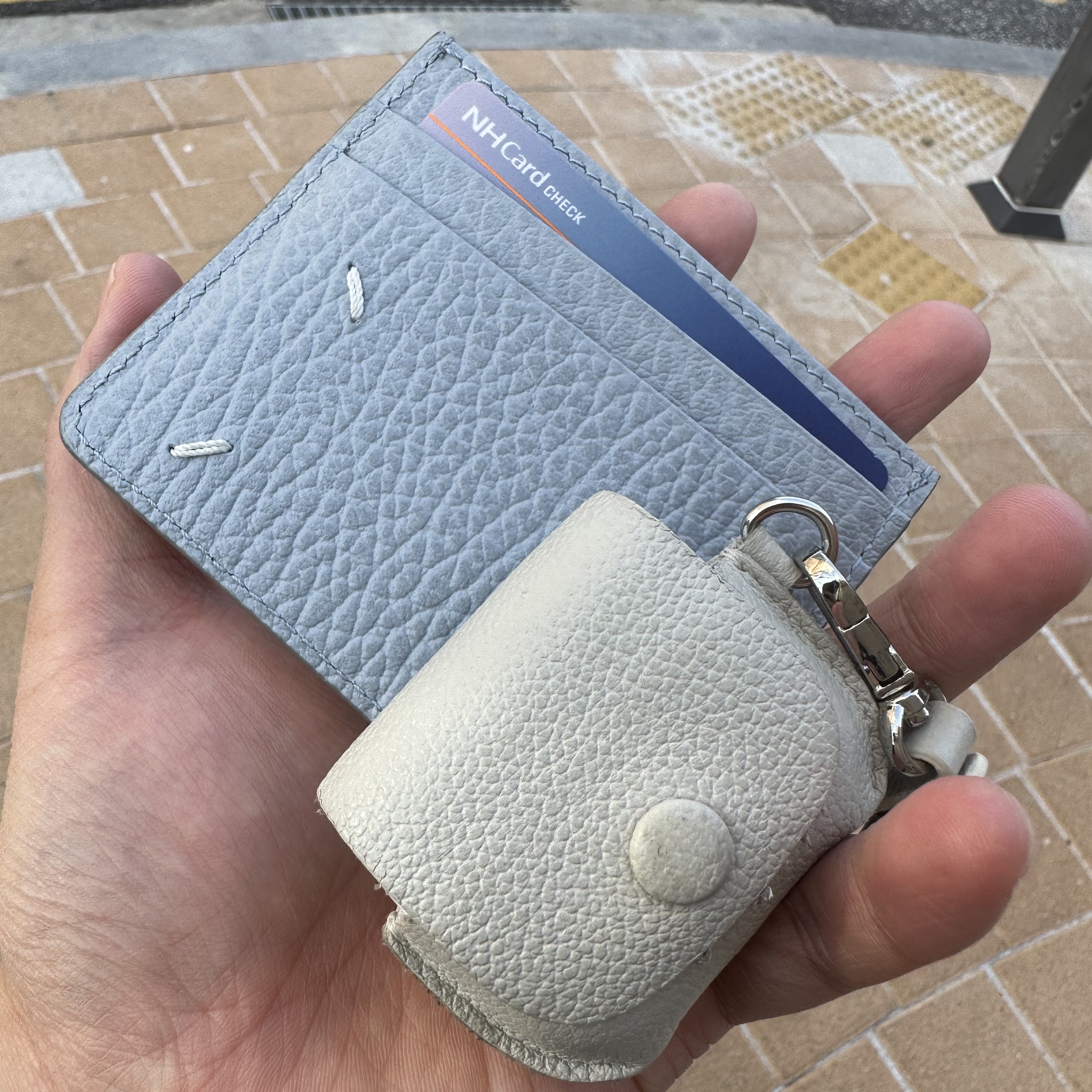 Maison Margiela Stitch Card Holder Pale Blue, Apple Airpods 3rd Gen (Korean Ver.) 착용 스타일