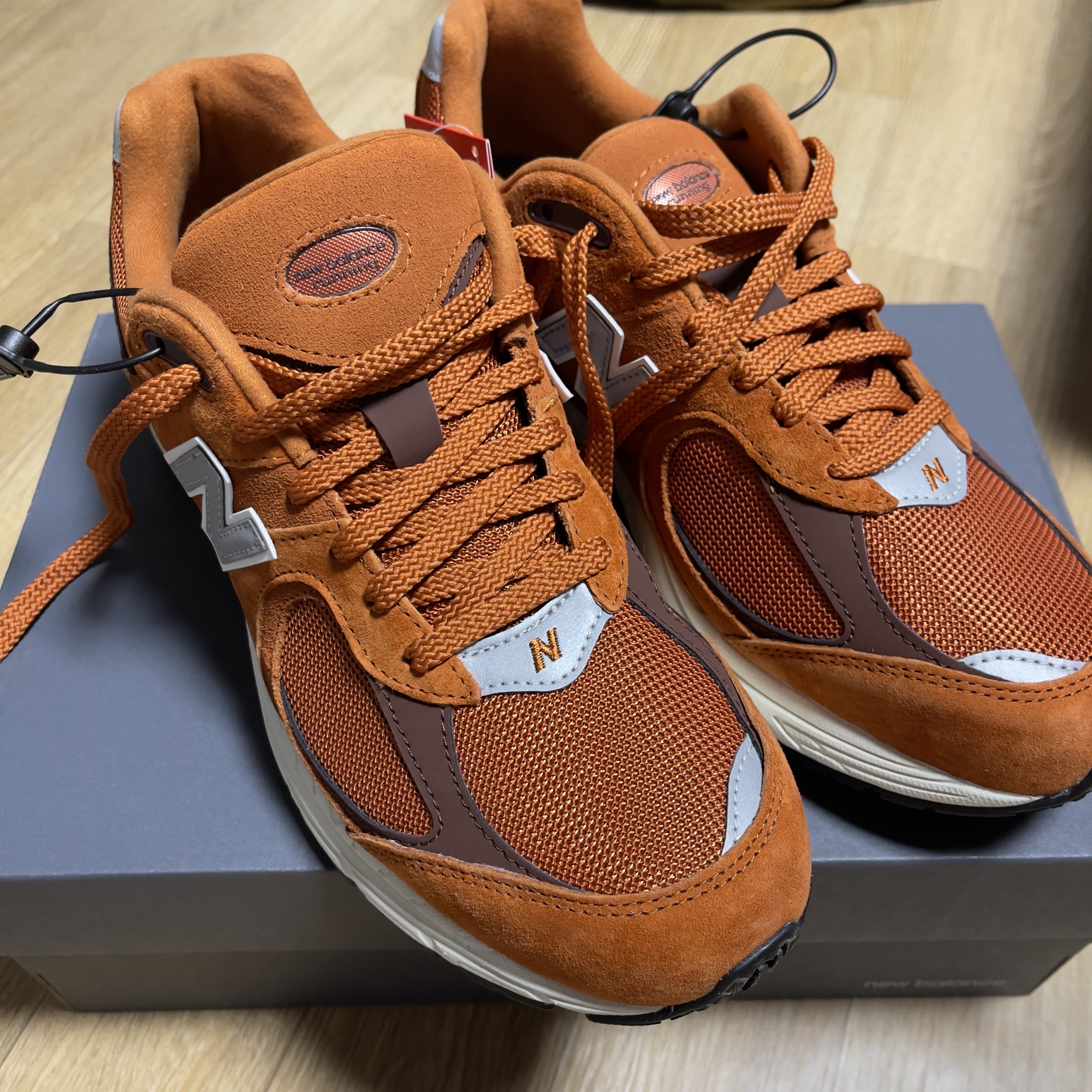 New Balance 2002R Rust Oxide 착용 스타일 - 2