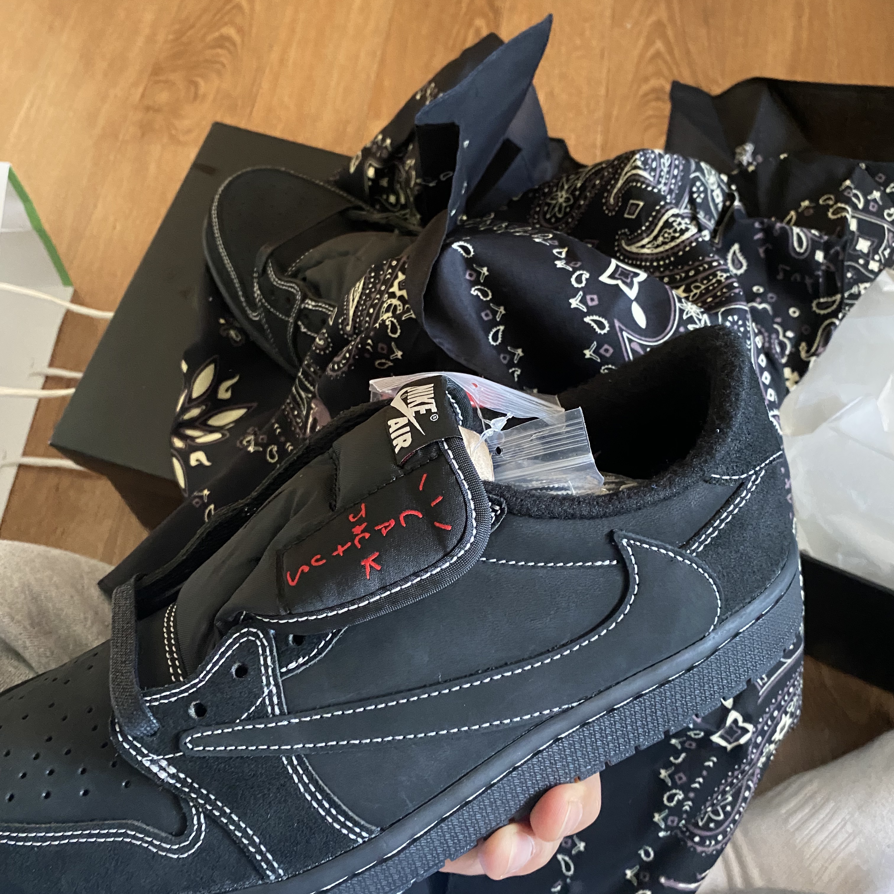Jordan 1 x Travis Scott Retro Low OG SP Black Phantom 착용 스타일