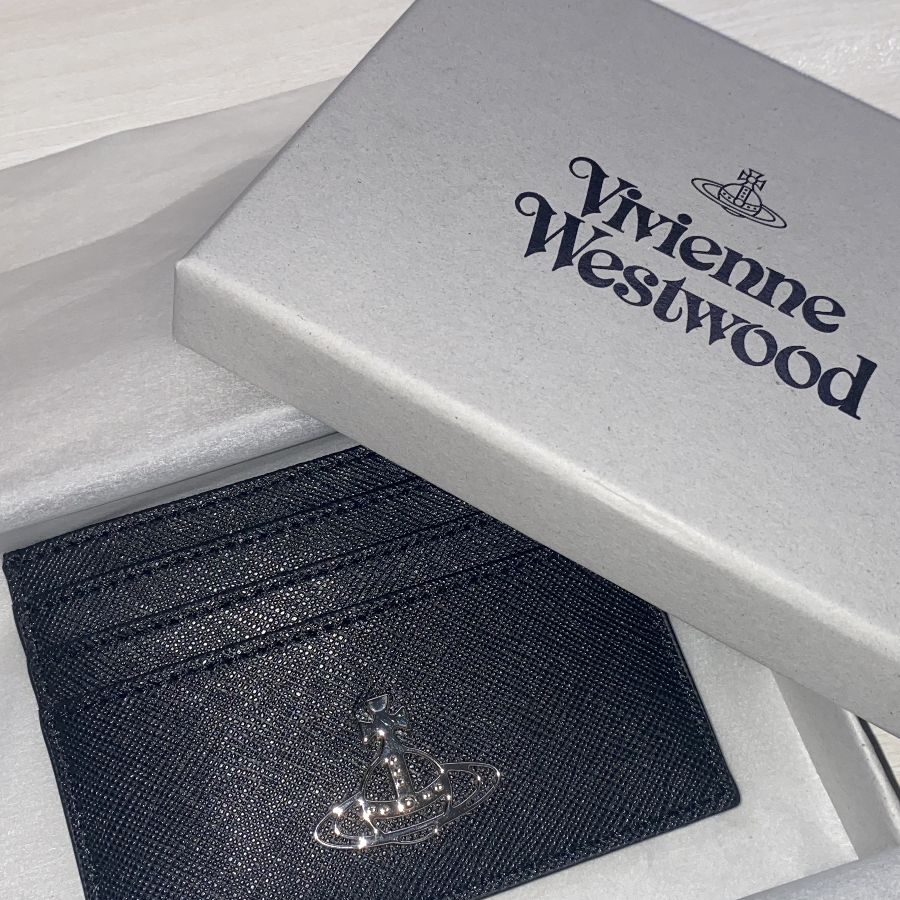 Vivienne Westwood Logo Card Holder Black 착용 스타일