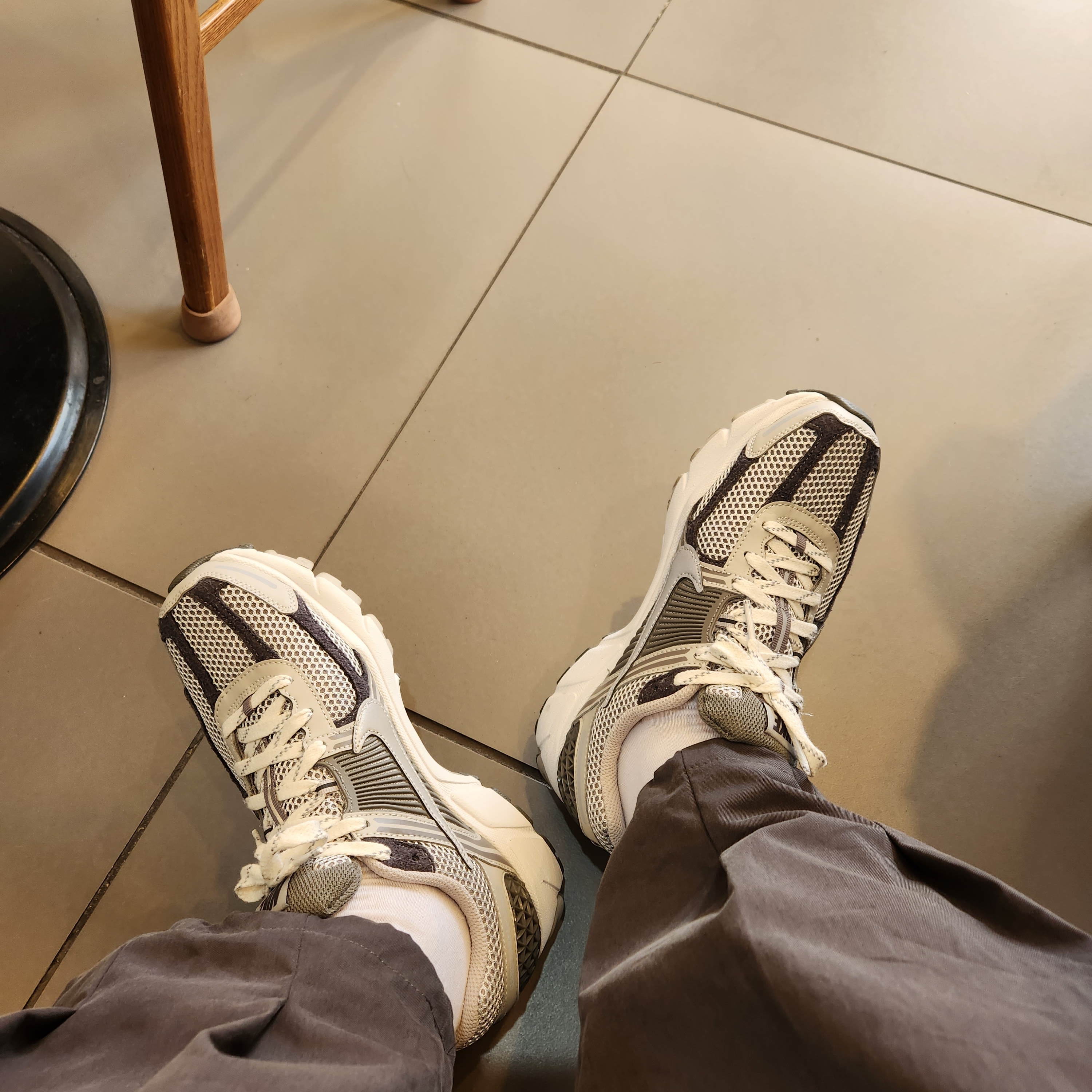 Nike Zoom Vomero 5 PRM Light Iron Ore and Flat Fewter 착용 스타일 - 2