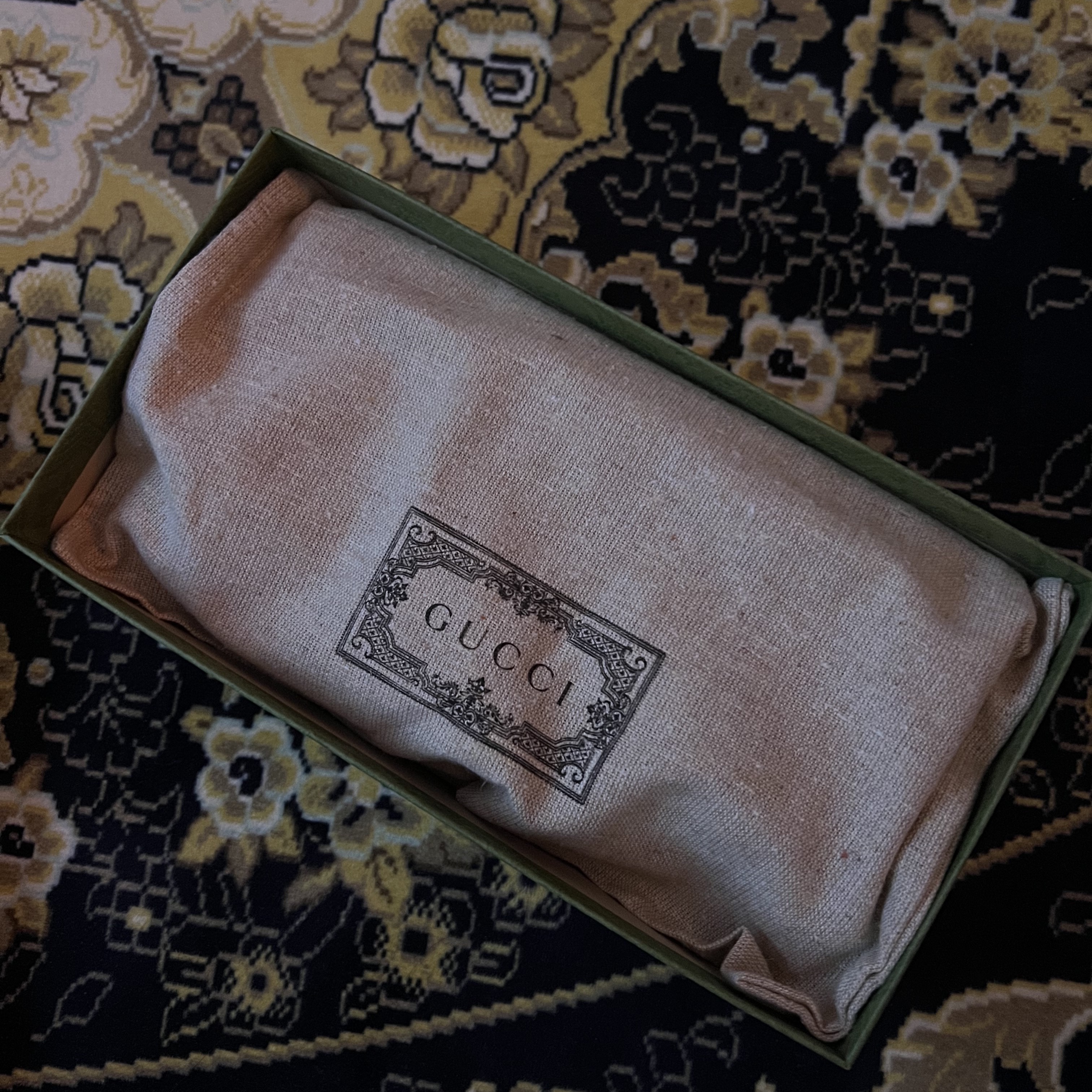 Gucci GG Marmont Matelasse Continental Wallet Black 착용 스타일 - 2
