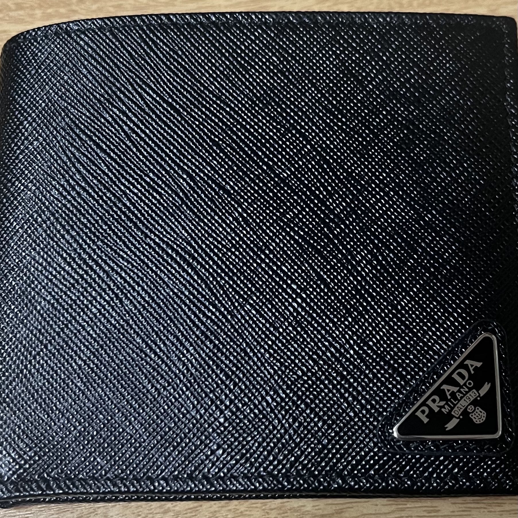 Prada Saffiano Leather Wallet Black 착용 스타일 - 4