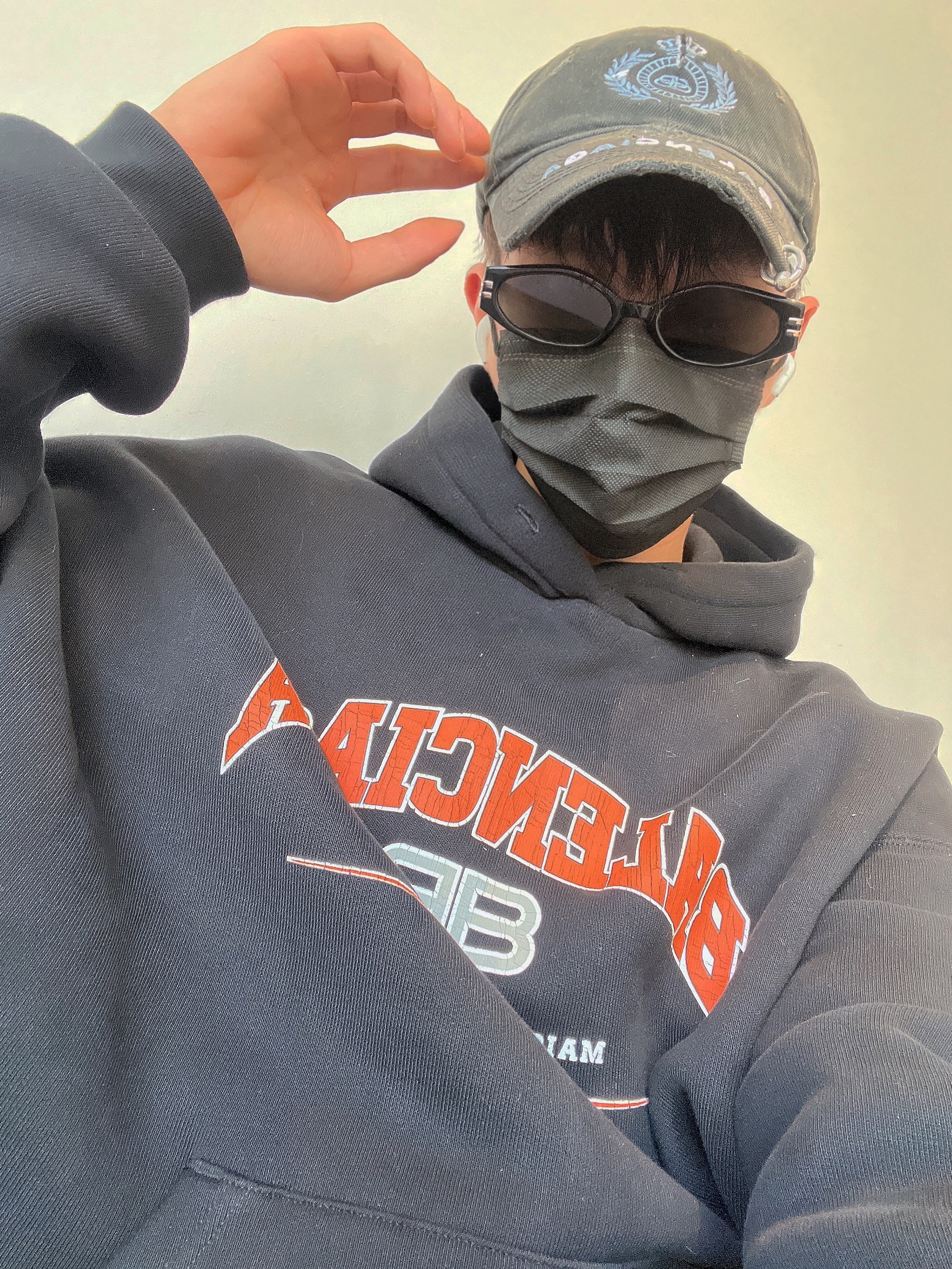 Balenciaga Maison Wide Fit Hoodie Black 착용 스타일
