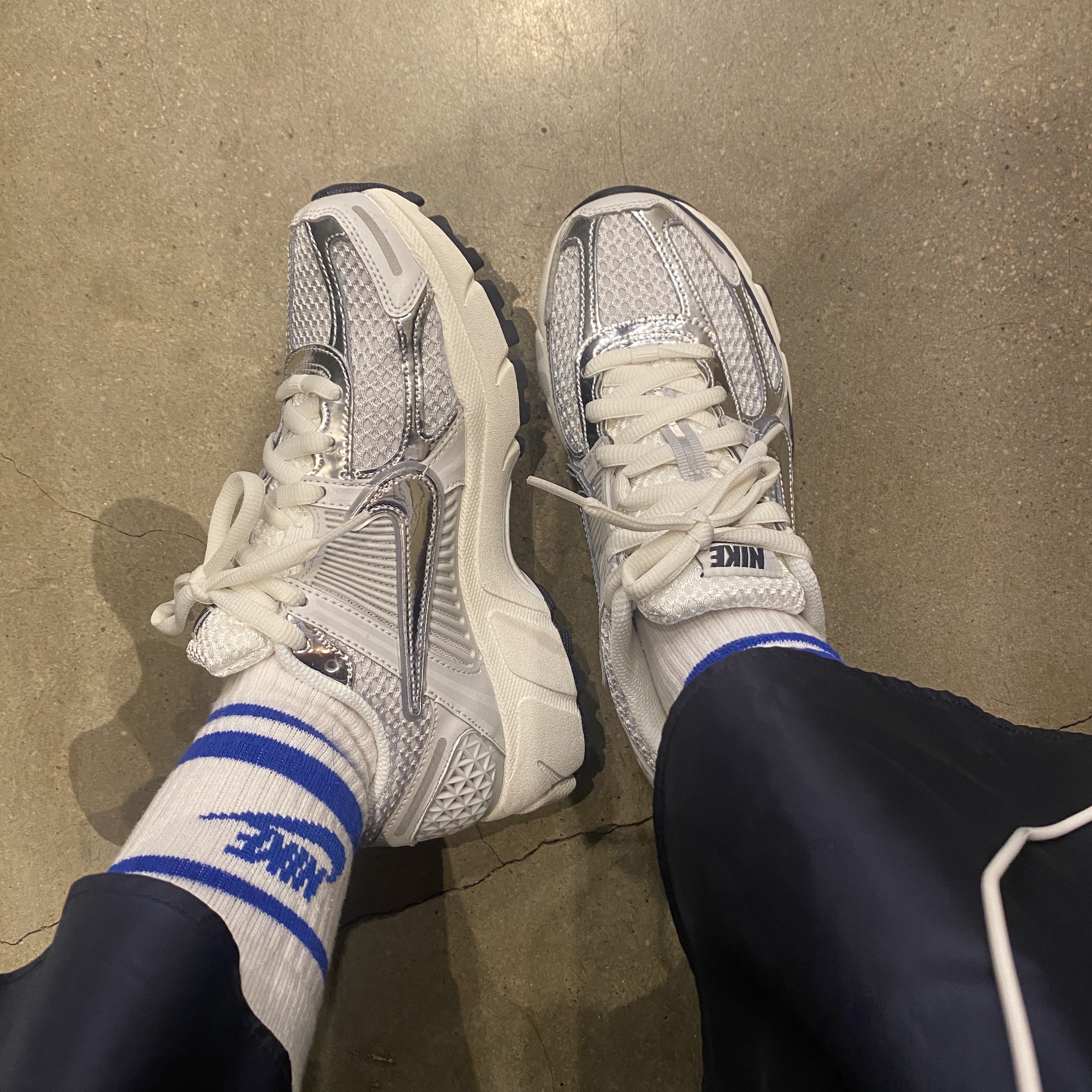 (W) Nike Zoom Vomero 5 Photon Dust and Metallic Silver 착용 스타일
