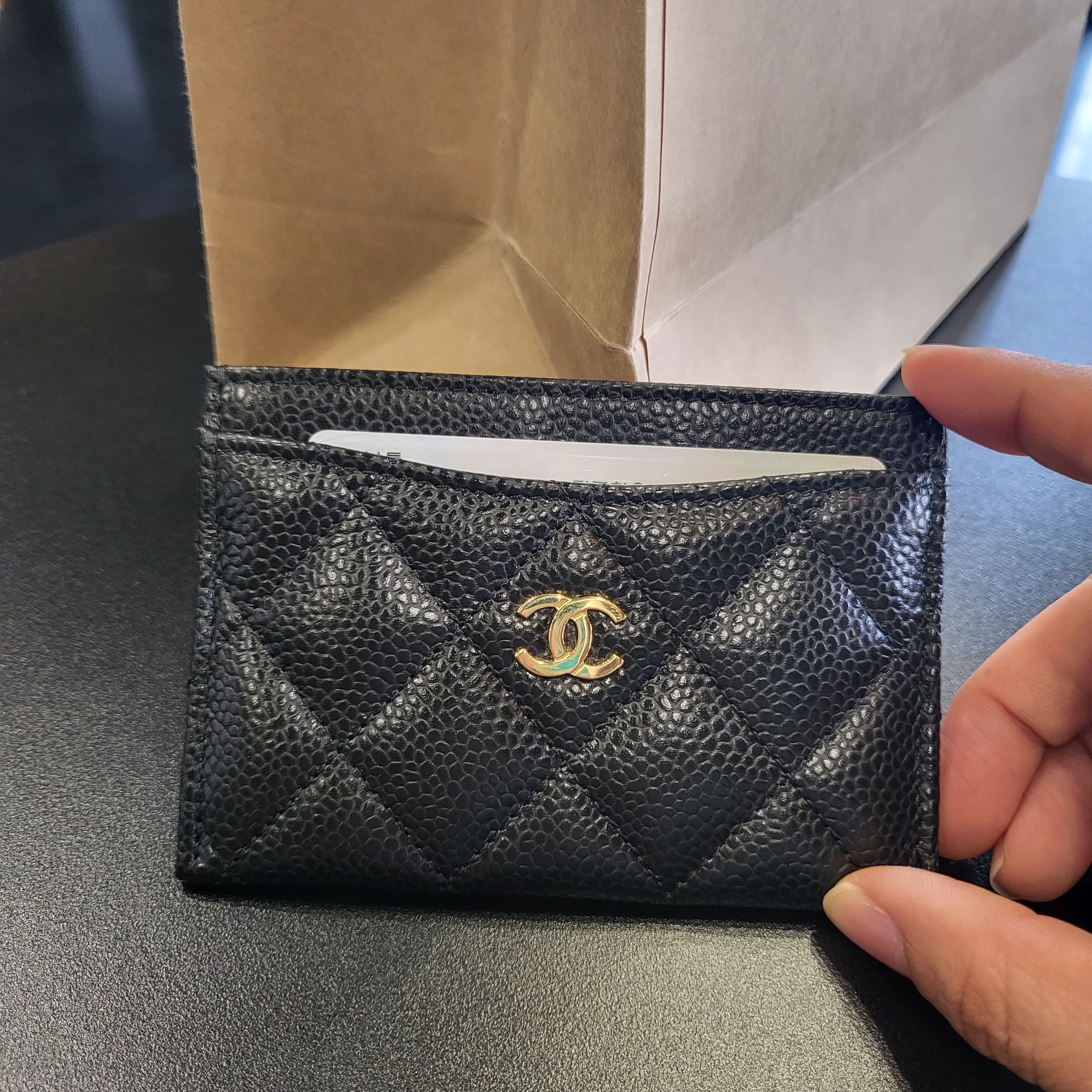 Chanel Classic Card Holder Grained Calfskin & Gold Black 착용 스타일