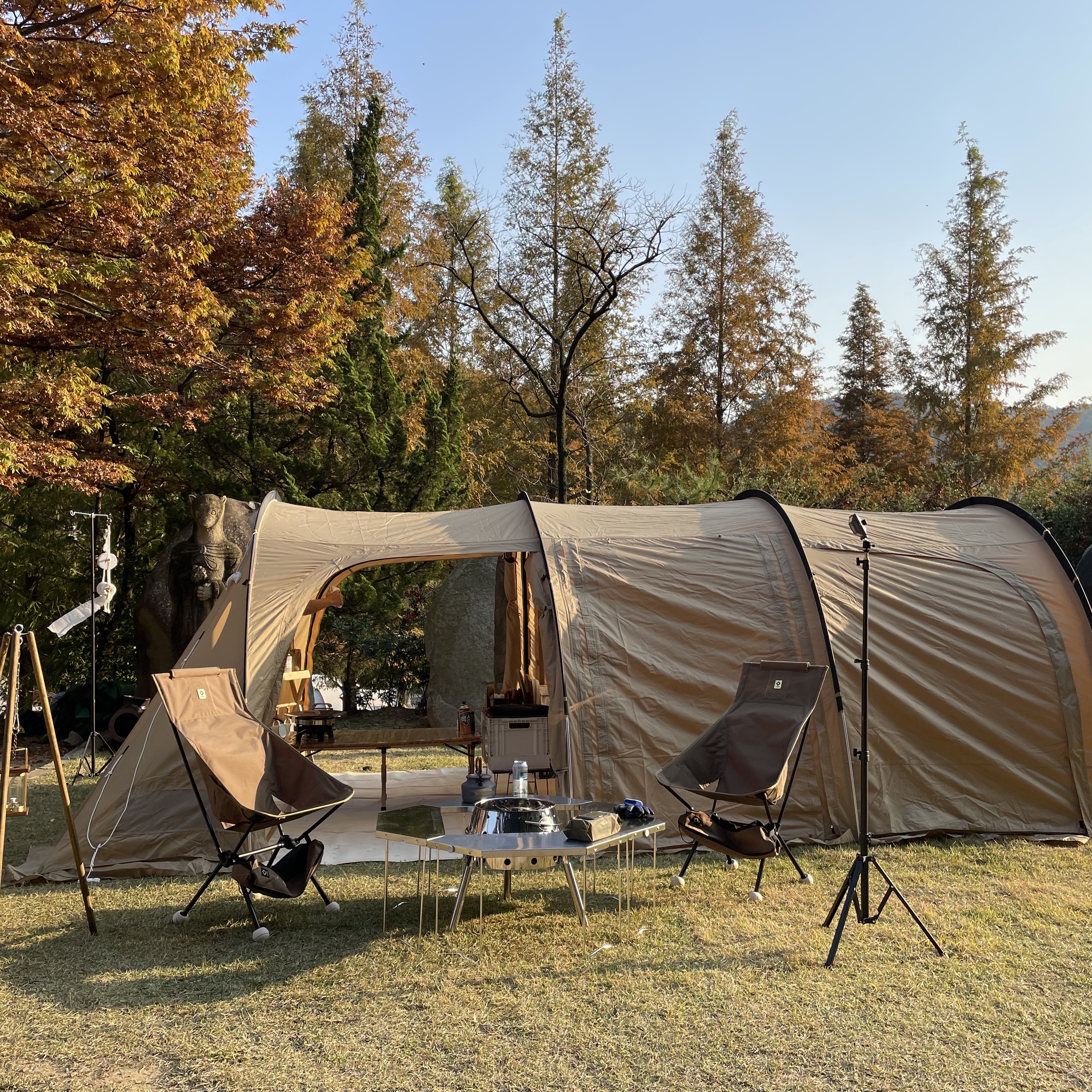 Helinox Tactical Sunset Chair Coyote Tan, Snow Peak Jikaro Table 착용 스타일