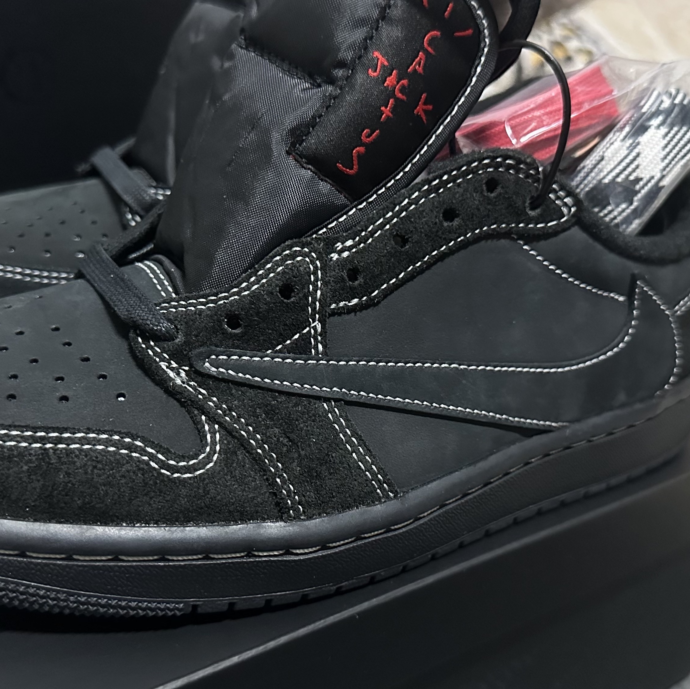 Jordan 1 x Travis Scott Retro Low OG SP Black Phantom 착용 스타일