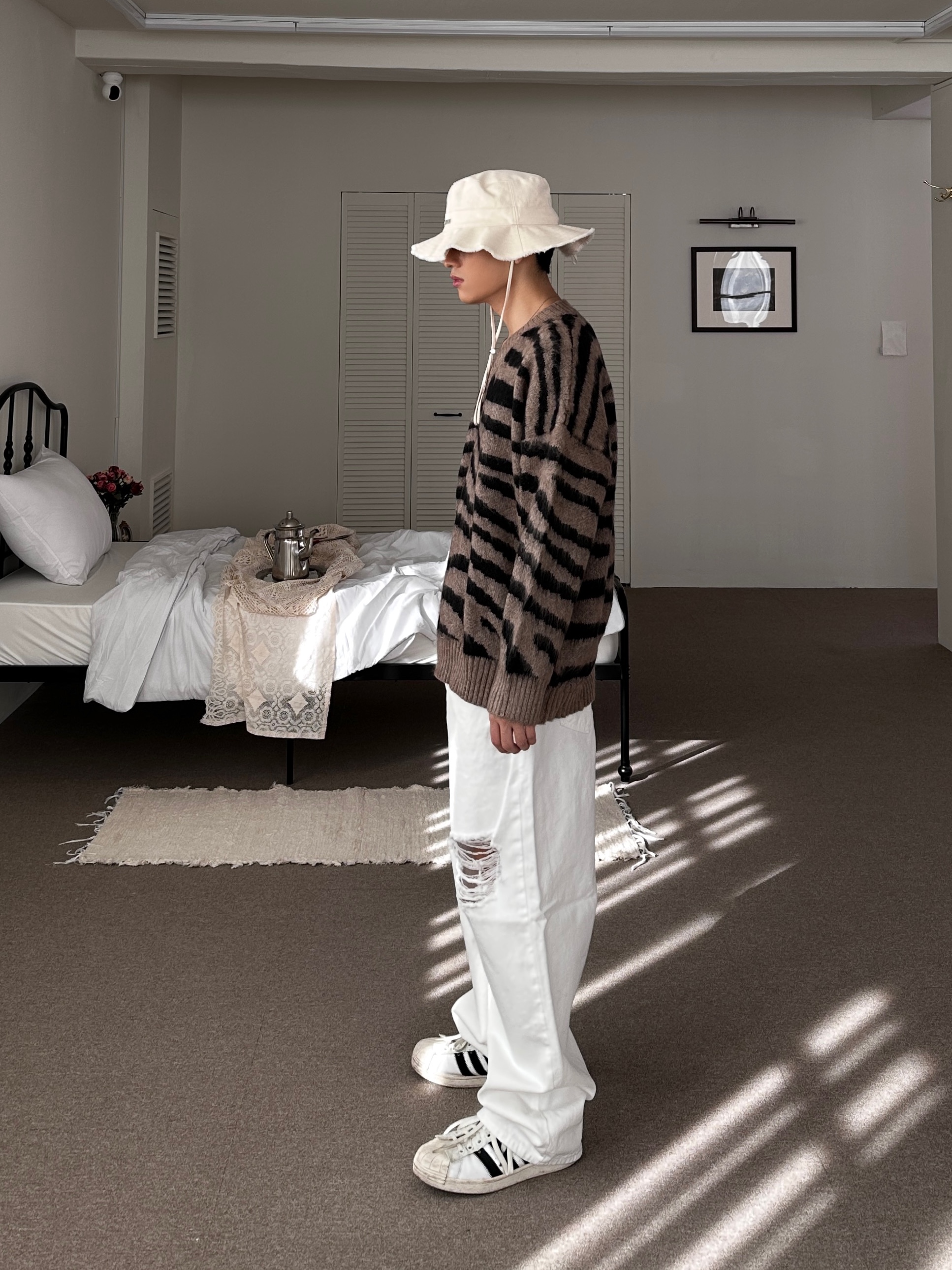Jacquemus Le Bob Artichaut Bucket Hat Off White, Adidas x Parley Superstar White 착용 스타일 - 4