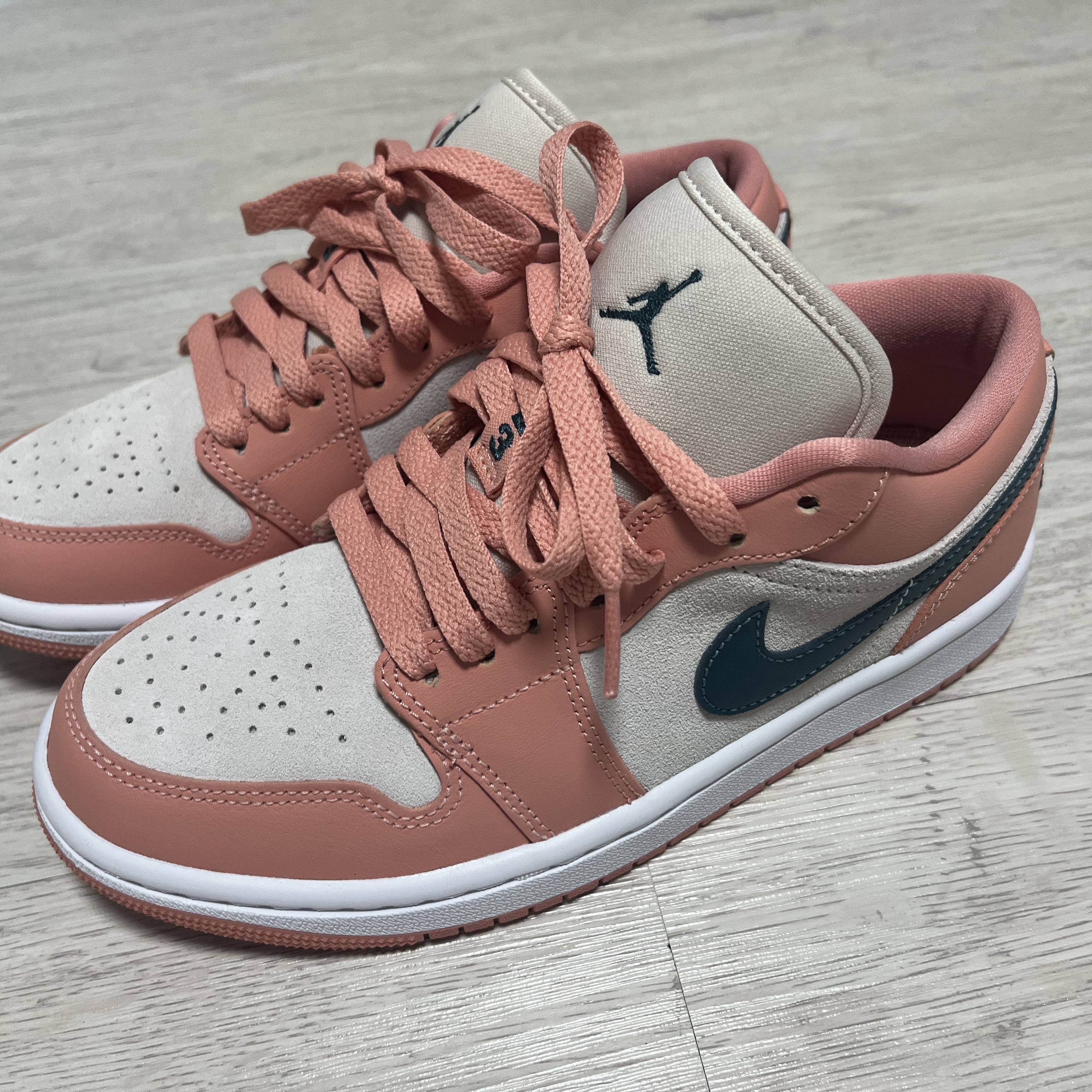 (W) Jordan 1 Low Light Madder Root 착용 스타일 - 1