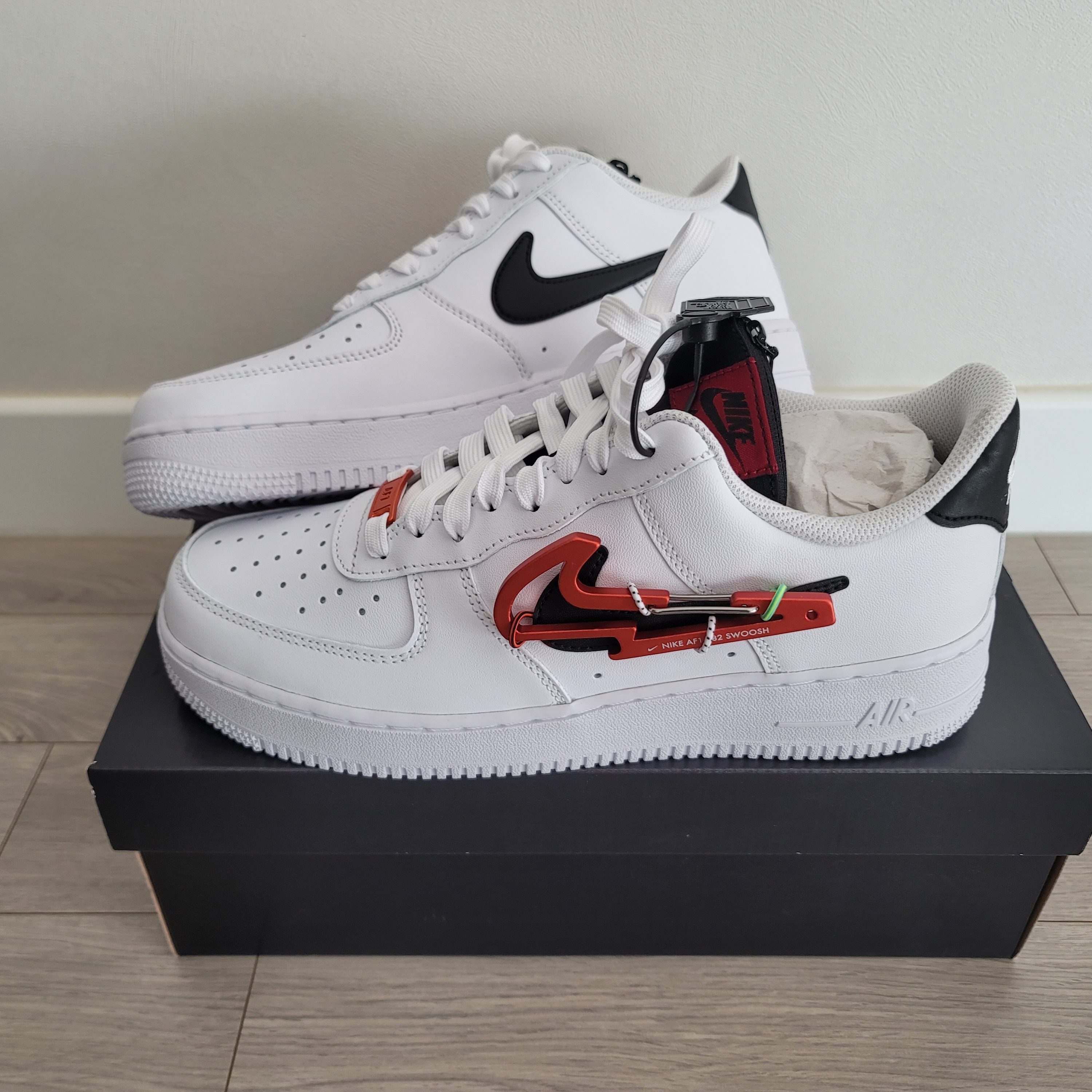Nike Air Force 1 '07 PRM Carabiner Red 착용 스타일