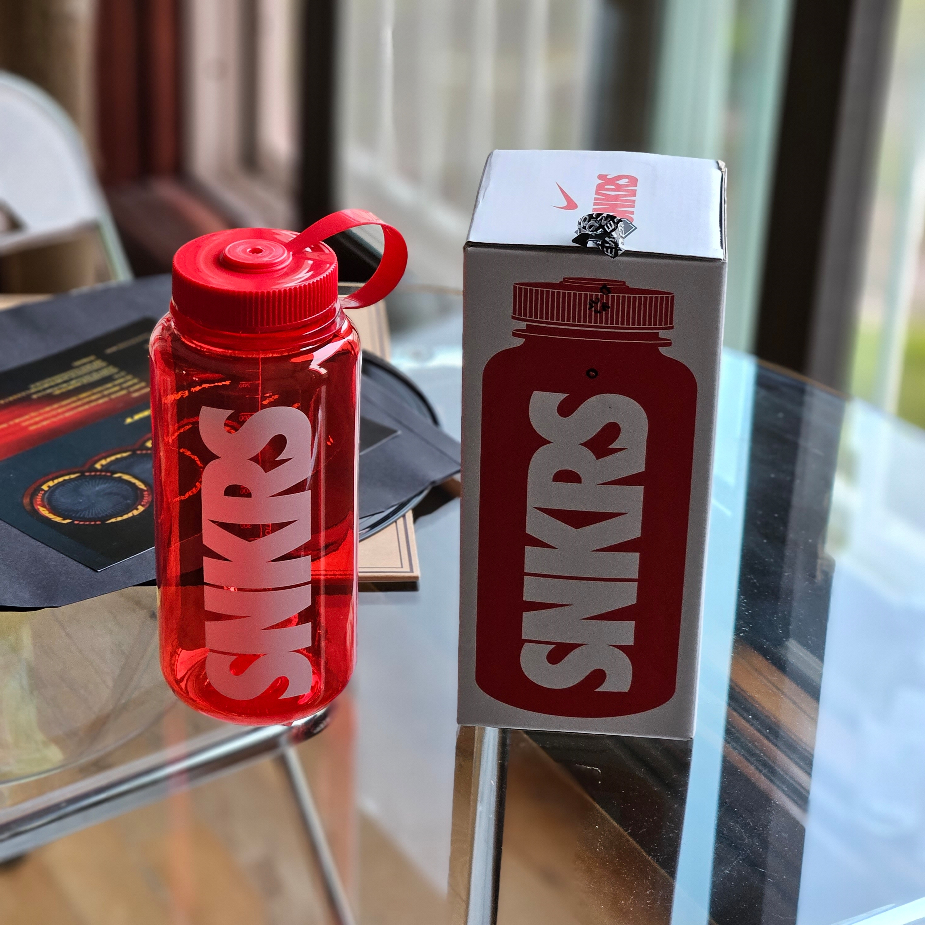 Nike SNKRS Water Bottle 0.9L Red 착용 스타일