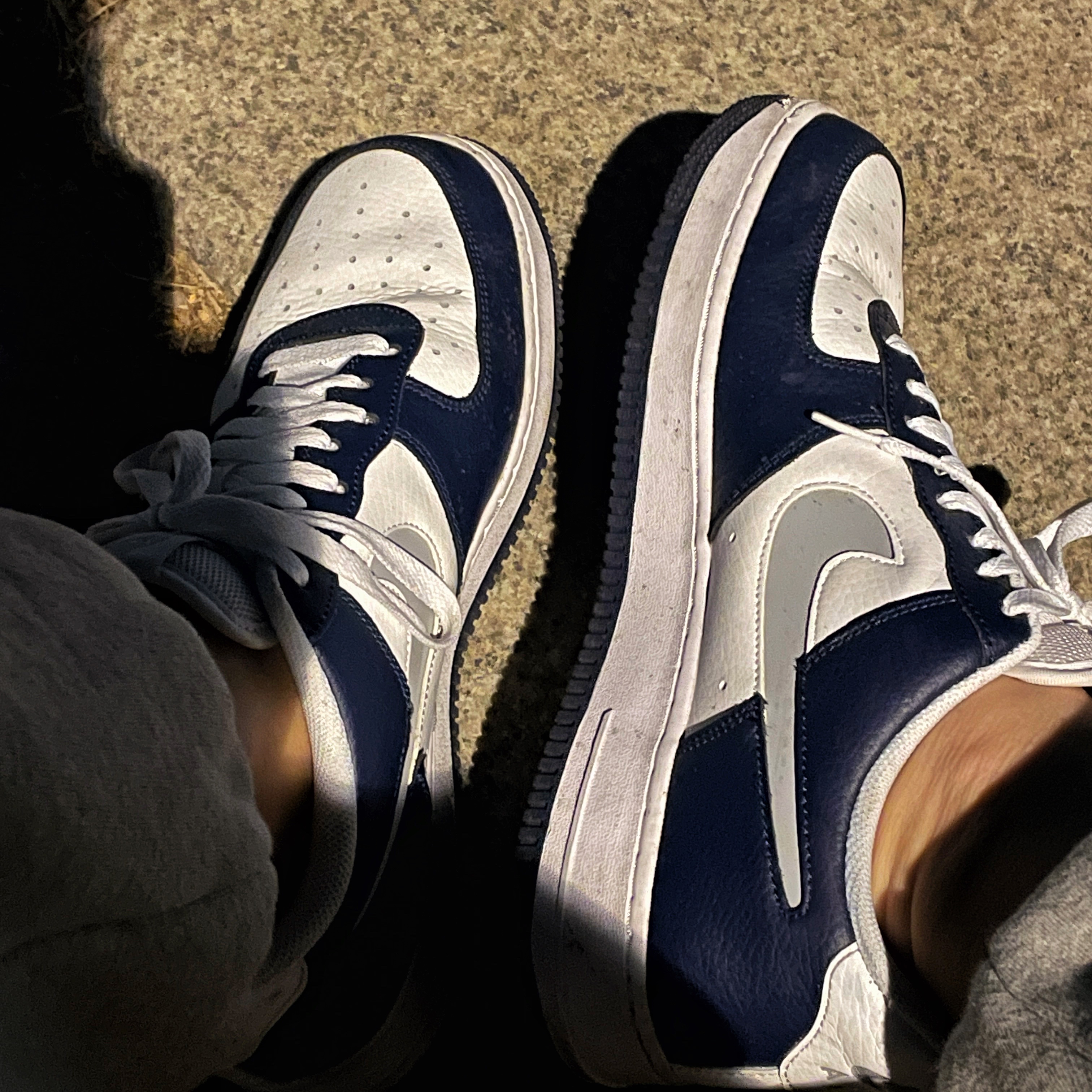 Nike Air Force 1 '07 Cut Out Swoosh Midnight Navy 착용 스타일